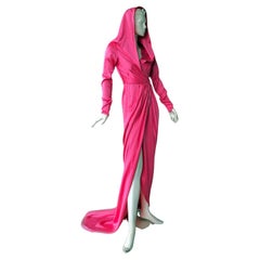 Schiaparelli Iconique robe à capuche en soie rose craquelé