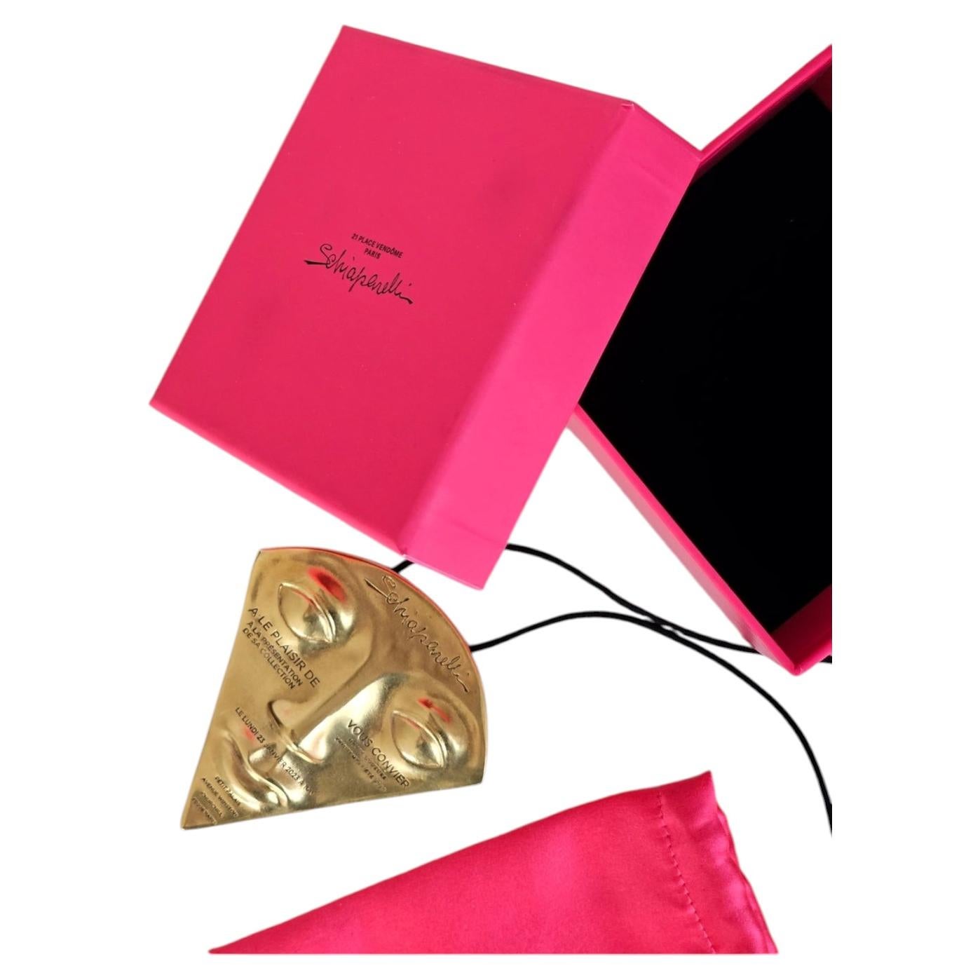 Colgante de oro grande Schiaparelli, ¡cara icónica grabada con Schiaparelli! en venta