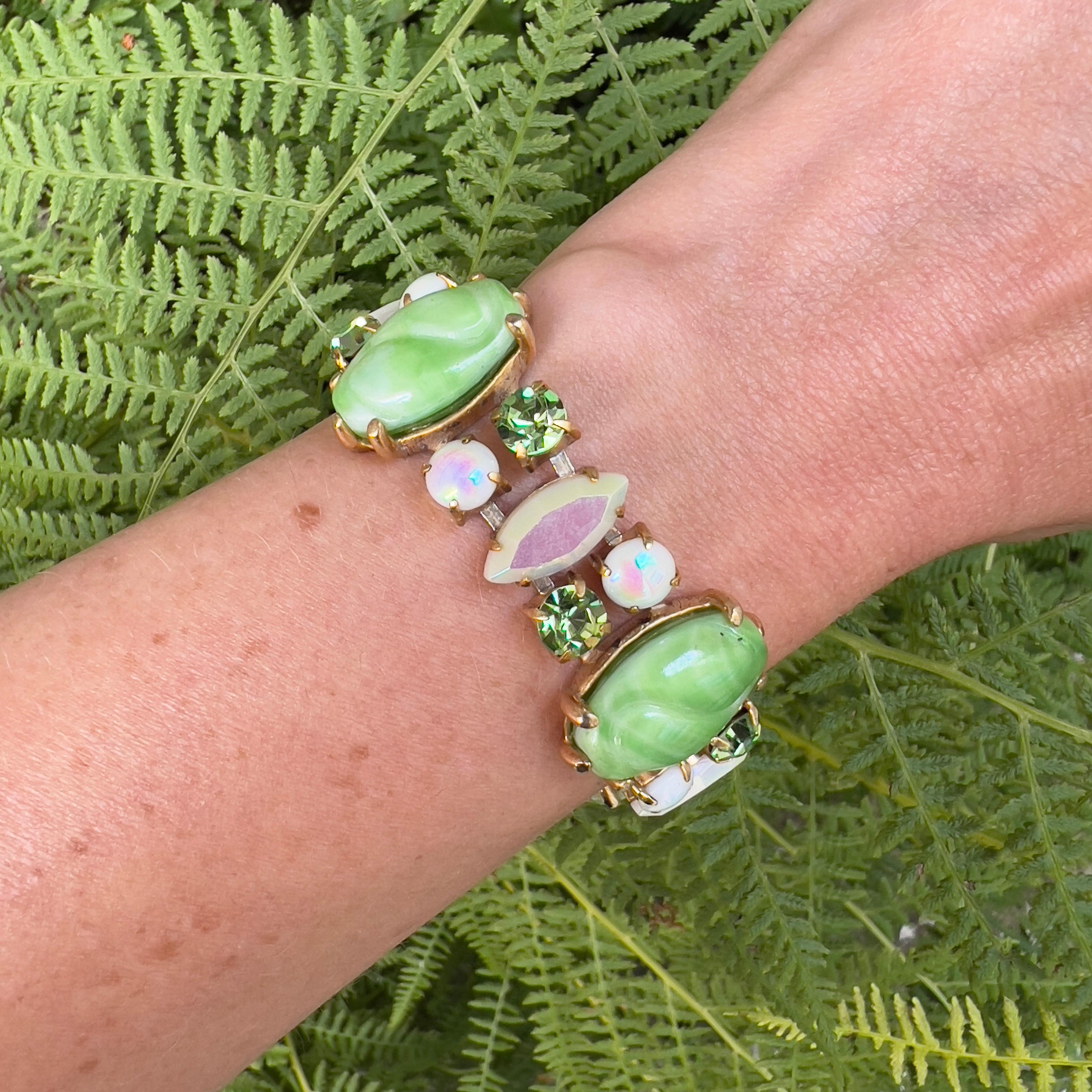 Ein hübsches Armband von einem sehr gefragten Modeschmuckhersteller. Dieses Stück stammt aus den späten 1950er Jahren und wurde von Schiaparelli entworfen.

Zustandsbericht:
Ausgezeichnet

Die Details...
Dieses vergoldete Armband ist mit ovalen,