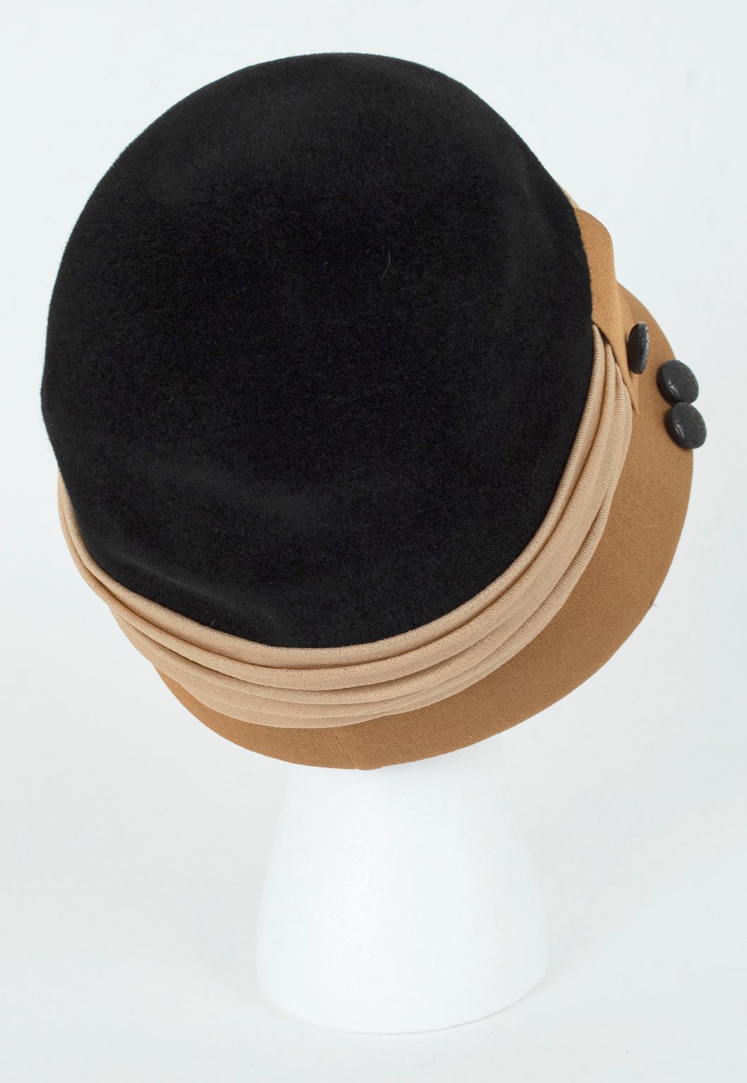 Beige Schiaparelli Chapeau cloche en jersey de velours et de soie tricolore Nude Neutrals-S-M, 1965 en vente