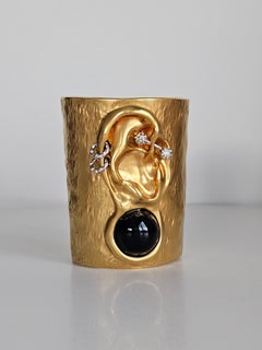 PULSERA DE PENDIENTES Schiaparelli de oro martillado con un piercing de strass