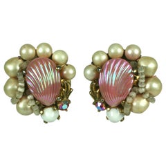 Boucles d'oreilles Schiaparelli en nacre rose