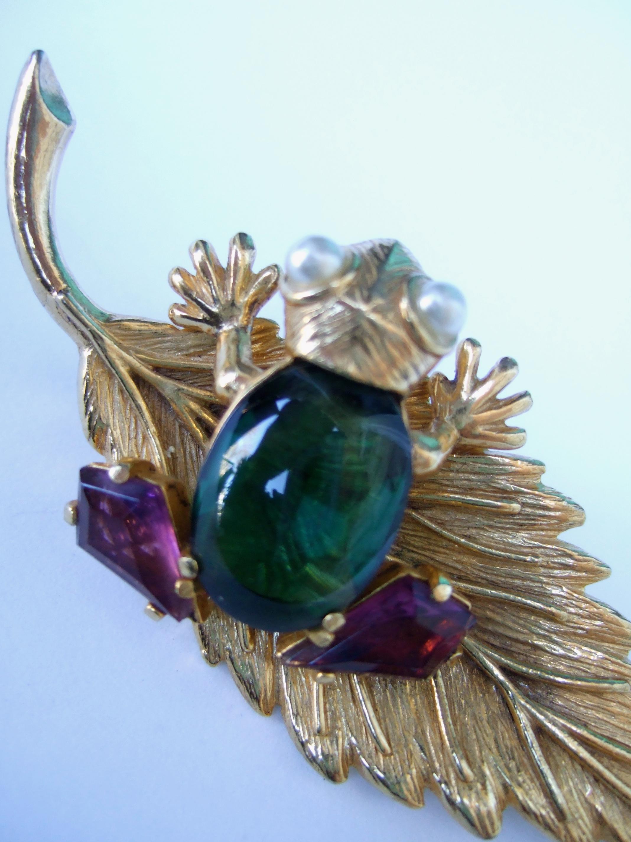 Schiaparelli Rare Charming Jeweled Frog Brooch c 1960 Pour femmes en vente