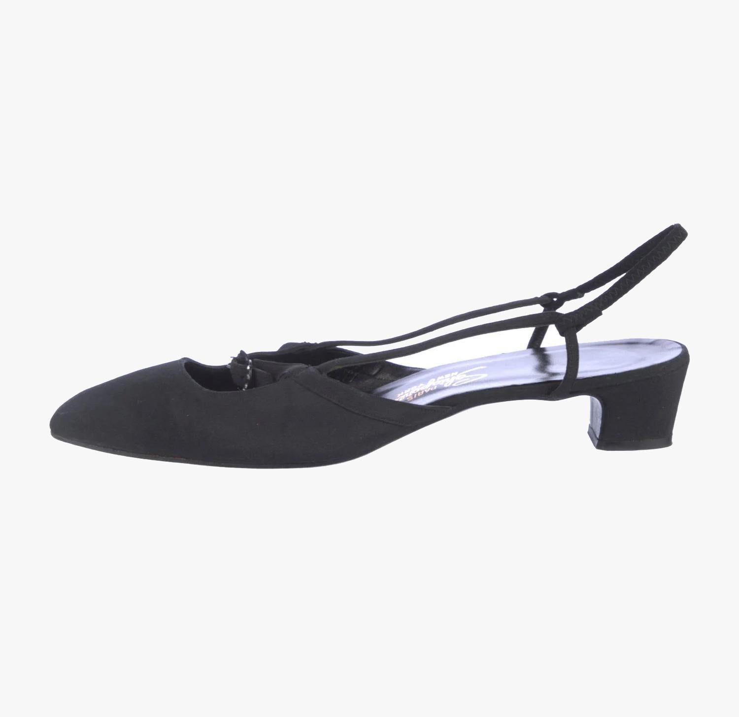 Escarpins noirs vintage Schiaparelli

Période - années 1950

Taille de la femme : 8.5. / 25,5 cm

Les doigts de pieds carrés

Bretelles et fermeture à boucle sur les côtés

Talons : 3,8 cm

Condit - bon, usure au niveau des