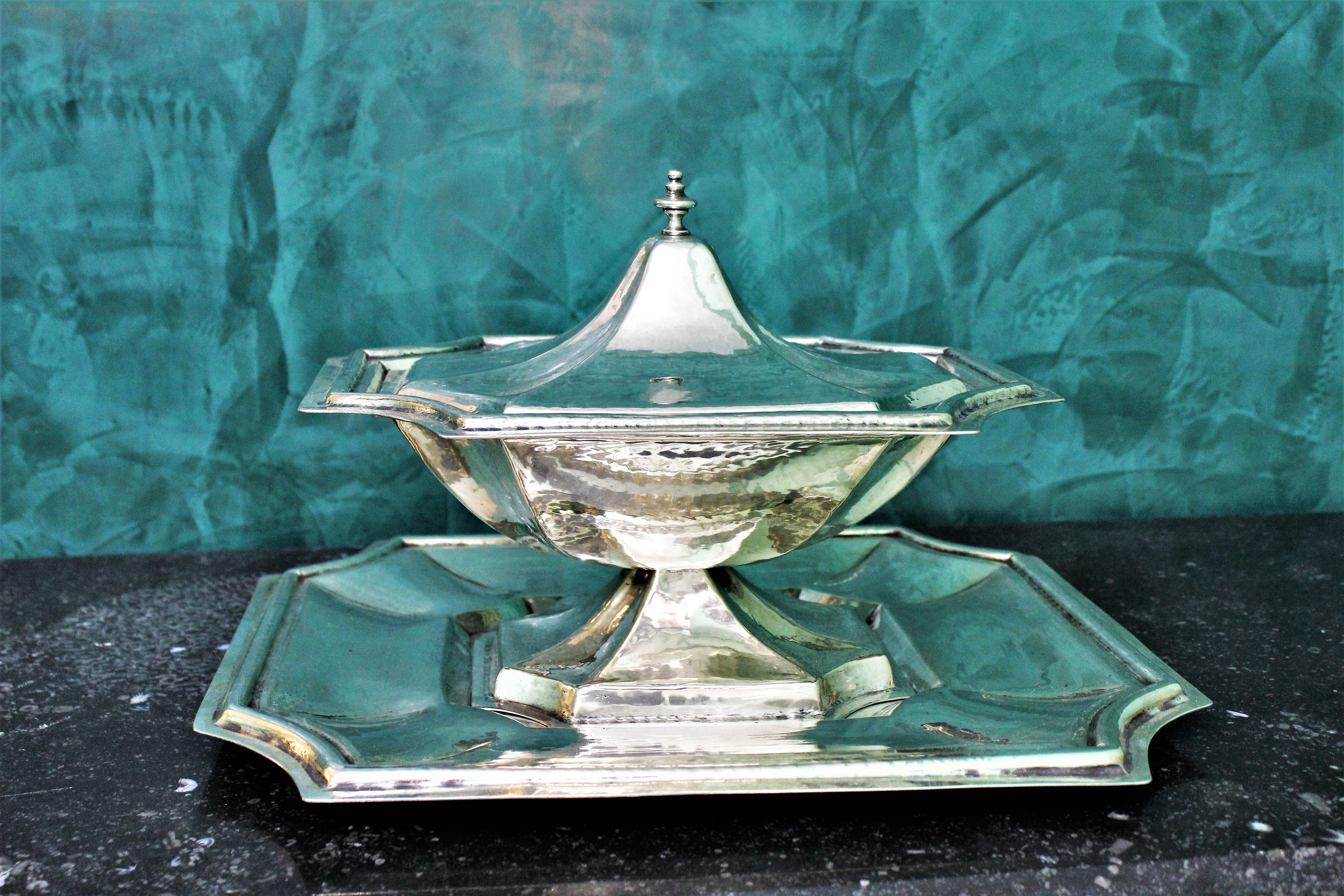 Beautiful Neoclassical style silver soup toureen with plate.
Hand worked and hammered, realized circa 1950s by silversmith Schiavon Paolo from Padova.
Silver 800/1000.
Dimensions: Plate: 35.5 x 30 cm, height 20cm
Soup toureen: 27 x 20.5 cm,