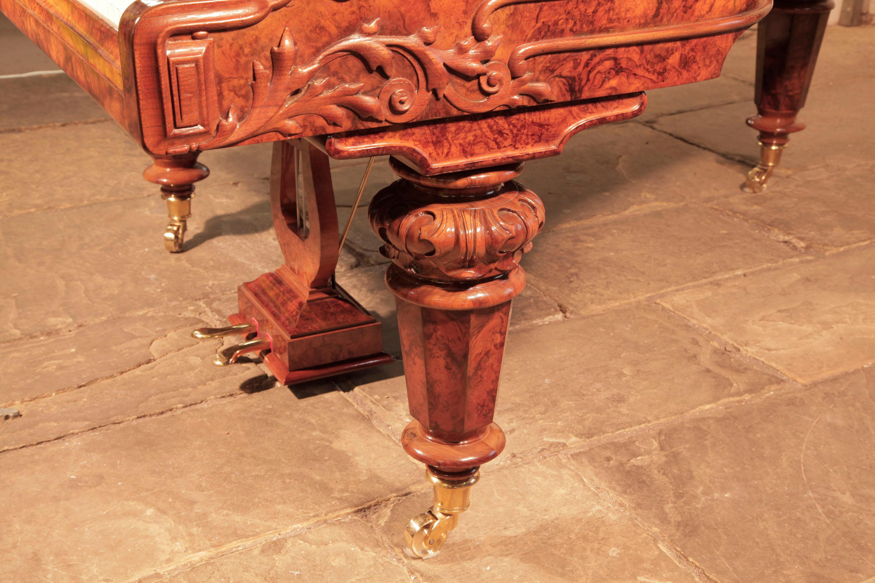 Néoclassique Schiedmayer Grand piano à queue sculptée, bureau à pieds facettés filigrane en vente