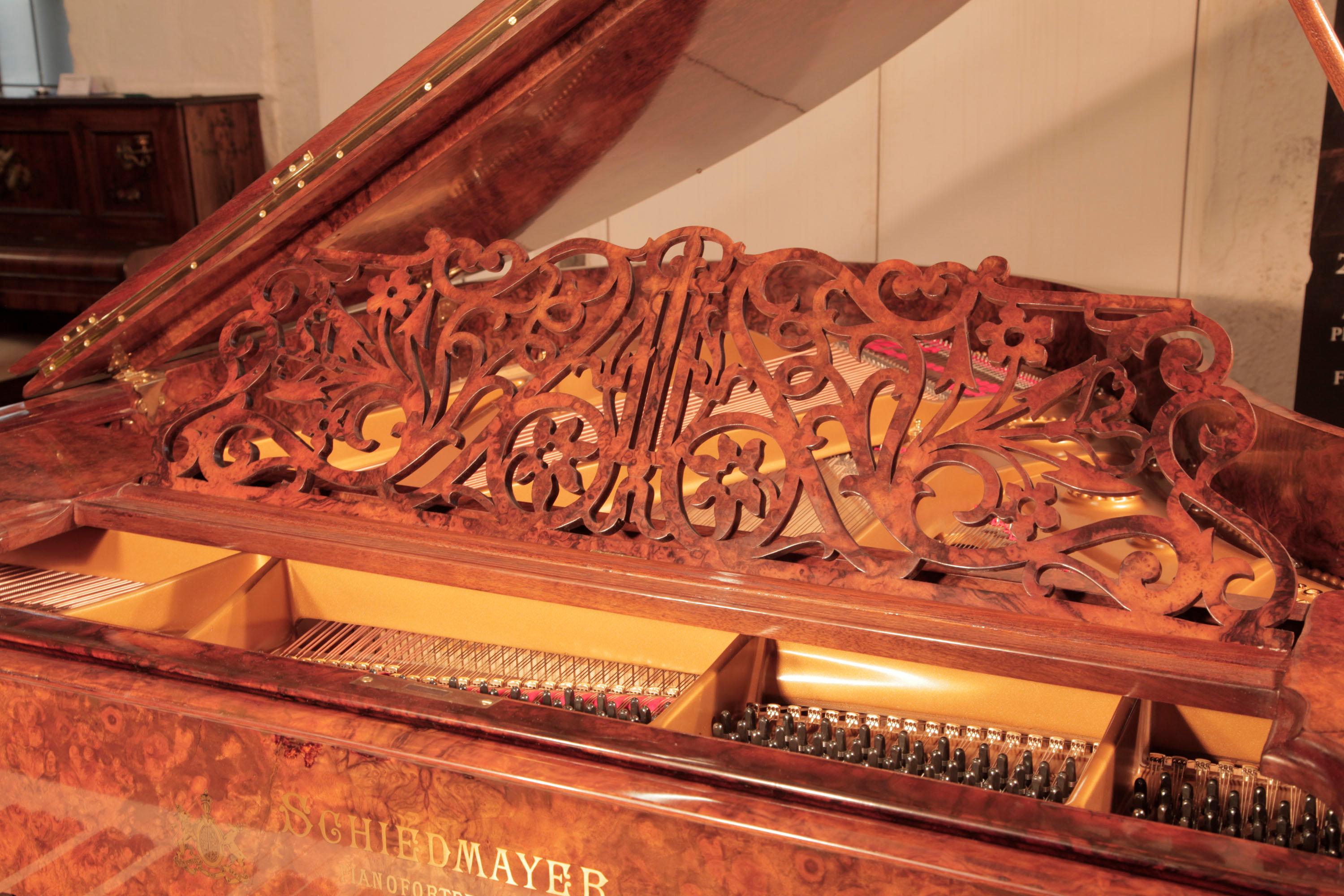 Sculpté Schiedmayer Grand piano à queue sculptée, bureau à pieds facettés filigrane en vente