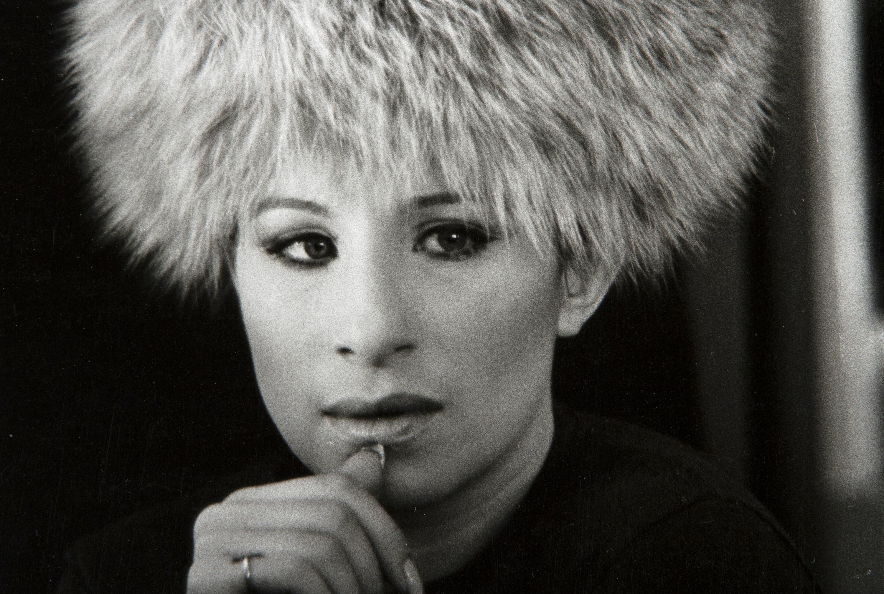 Barbra Streisand (Hut aus Pelz) (Nachkriegszeit), Photograph, von SCHILLER, LAWRENCE
