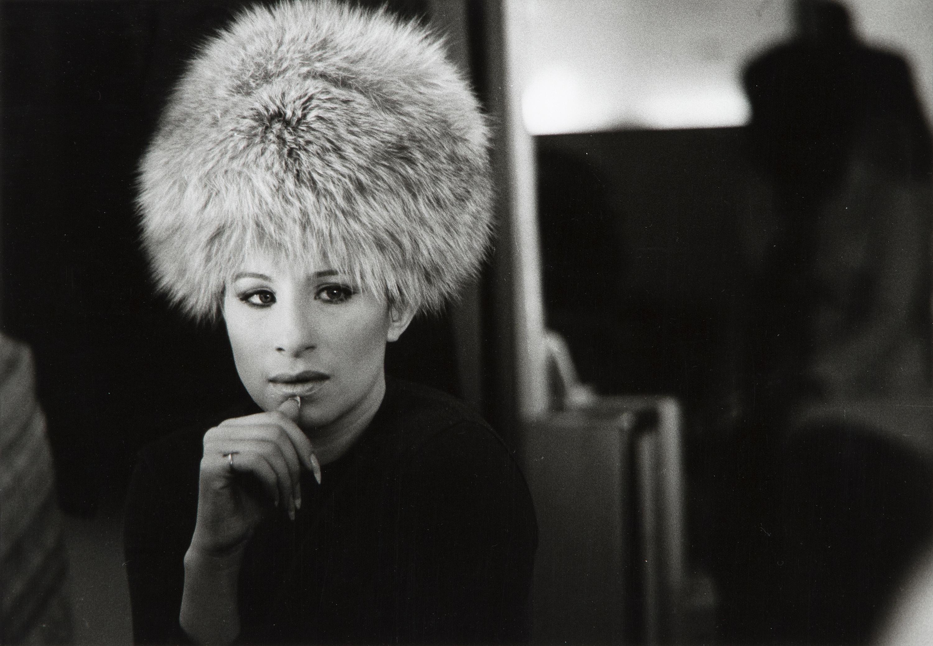 SCHILLER, LAWRENCE Figurative Photograph – Barbra Streisand (Hut aus Pelz)
