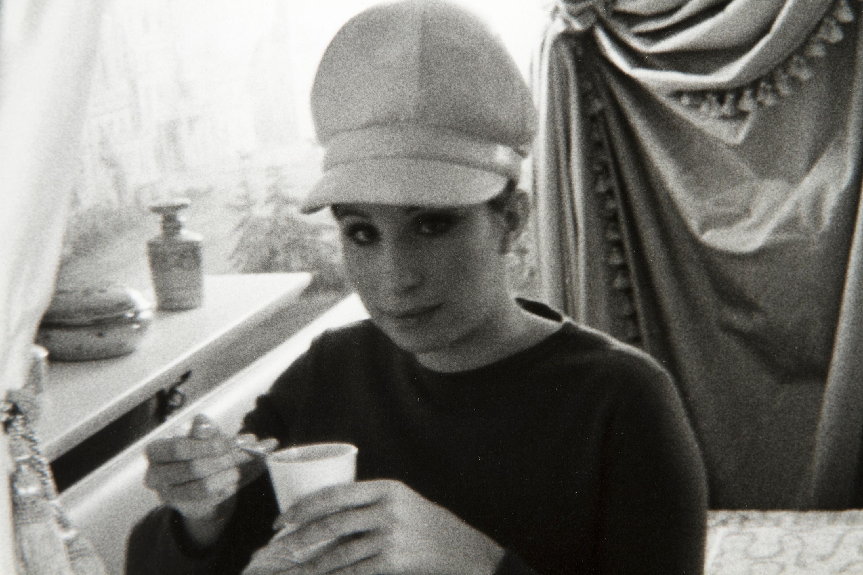 Barbra Streisand (in ihrem Hotelzimmer) (Nachkriegszeit), Photograph, von SCHILLER, LAWRENCE