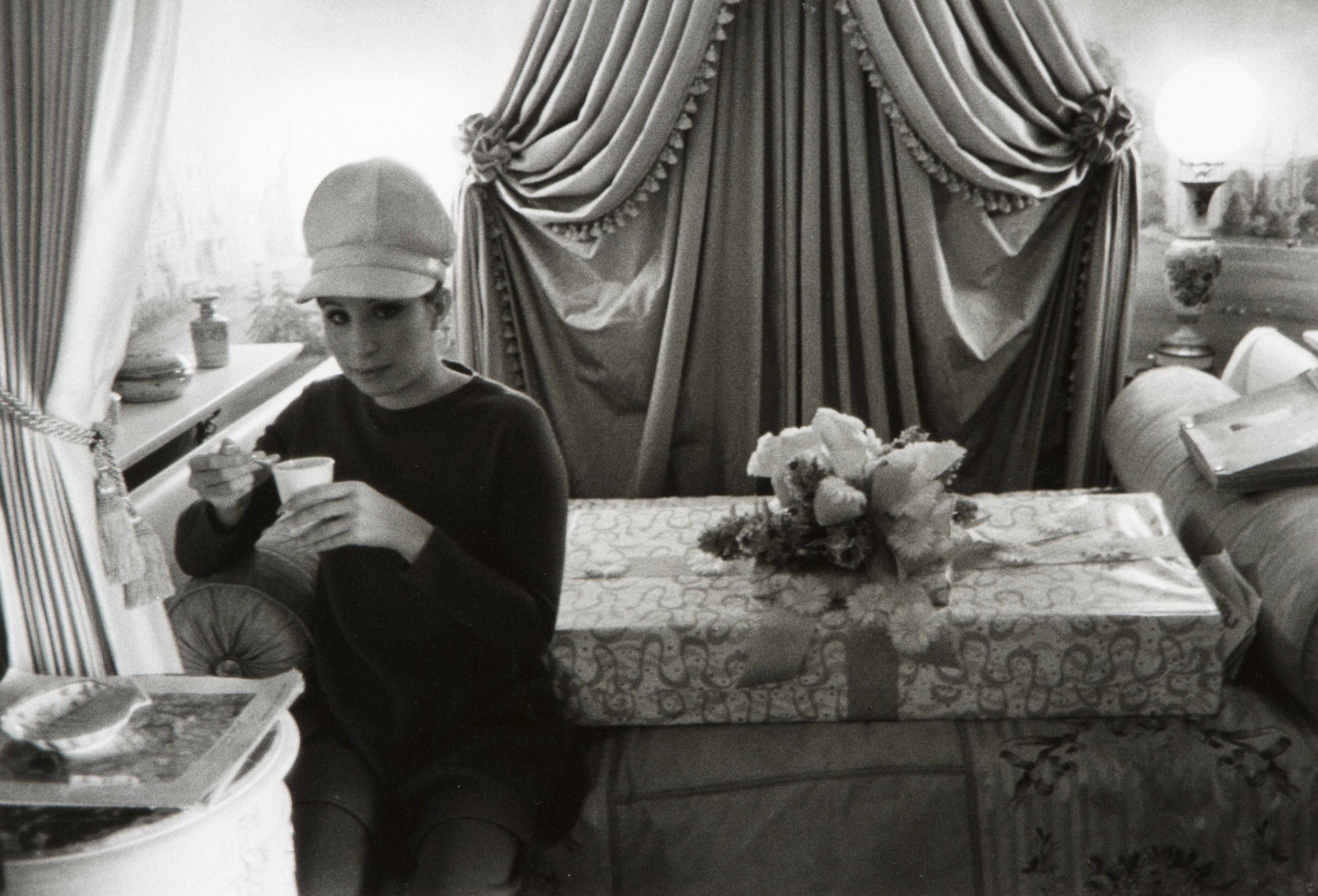 SCHILLER, LAWRENCE Portrait Photograph – Barbra Streisand (in ihrem Hotelzimmer)
