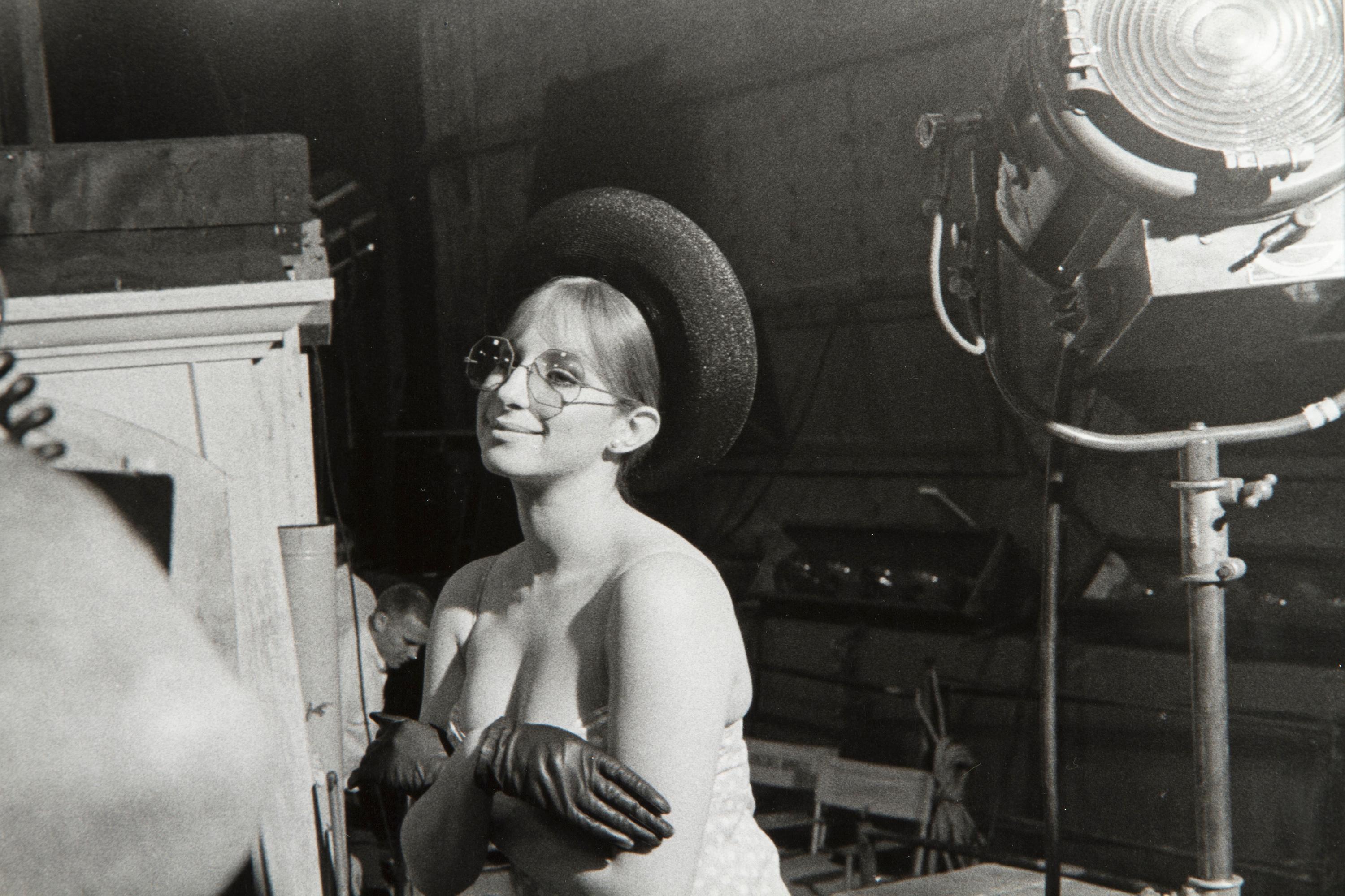Barbra Streisand (Fotosession) (Nachkriegszeit), Photograph, von SCHILLER, LAWRENCE