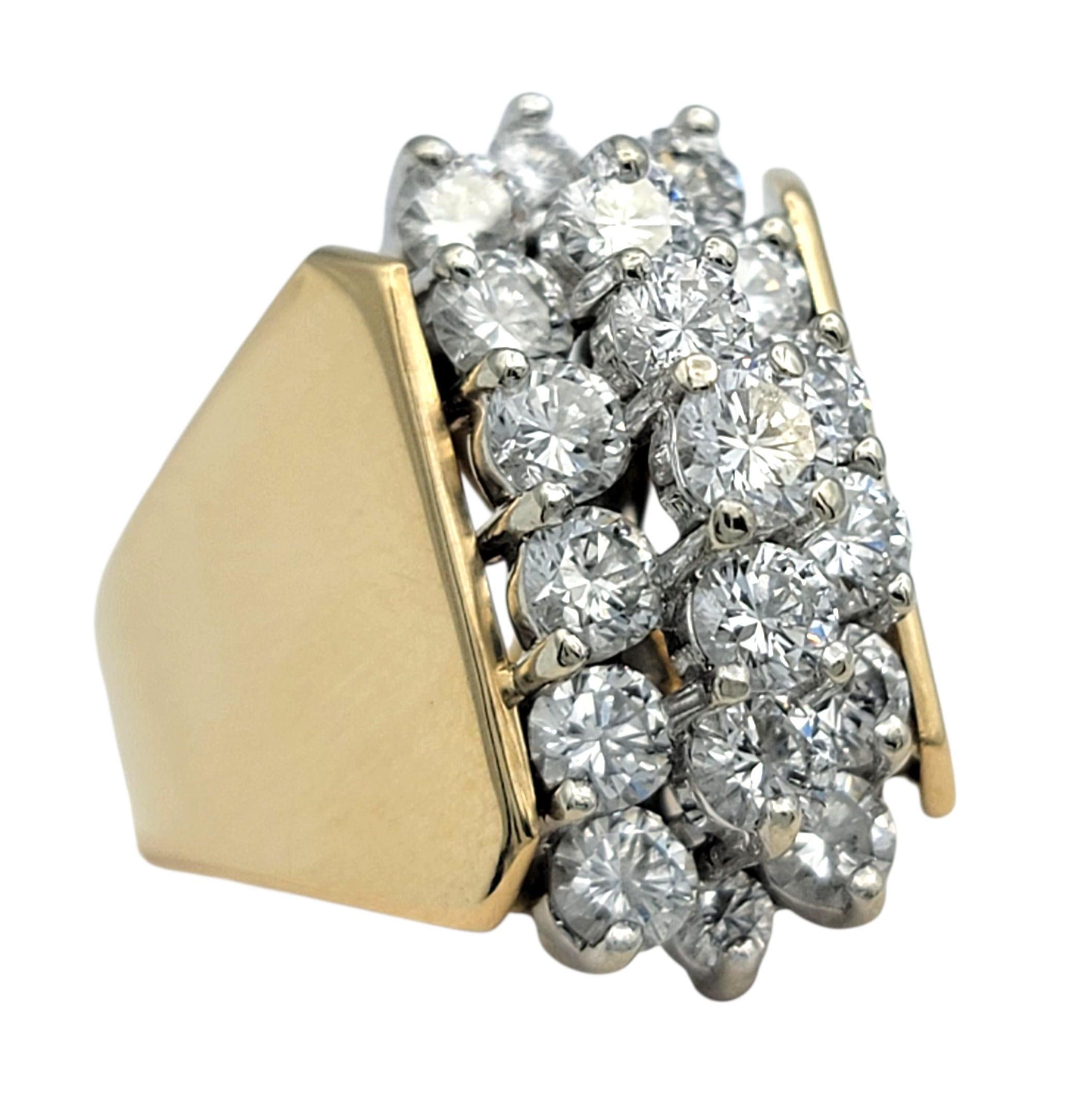 Questo audace anello con diamante dal design Schiller affascina con la sua silhouette distintiva e la sua raffinata lavorazione. Incastonato in oro bianco e giallo da 14 carati, il design è caratterizzato da una serie scintillante di diamanti