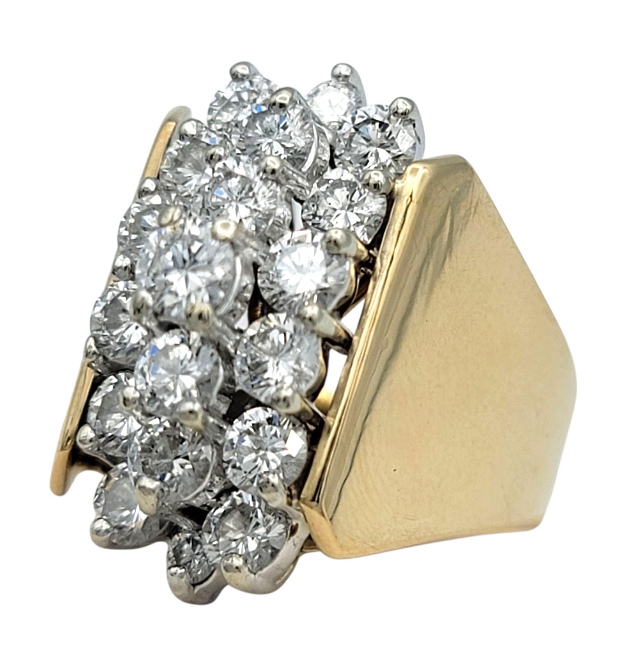 Contemporaneo Anello da cocktail con gambo largo e cluster verticale di diamanti Schiller in oro 14 carati in vendita