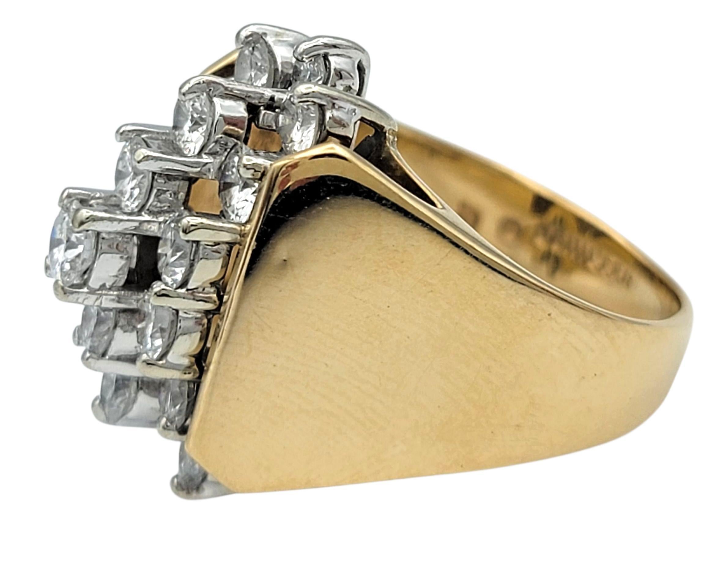 Taglio brillante Anello da cocktail con gambo largo e cluster verticale di diamanti Schiller in oro 14 carati in vendita