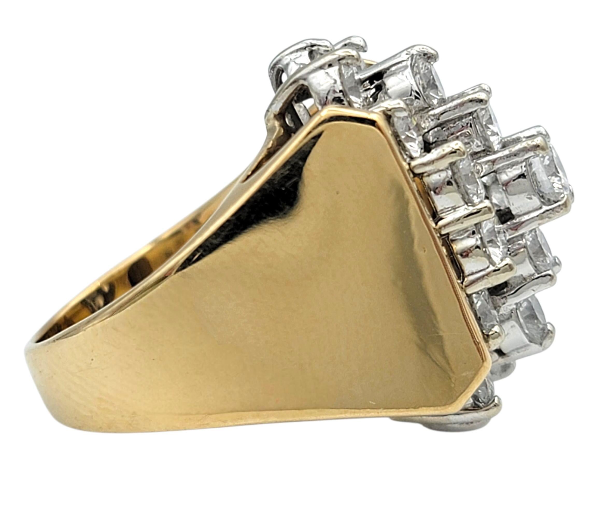 Anello da cocktail con gambo largo e cluster verticale di diamanti Schiller in oro 14 carati In condizioni ottime in vendita a Scottsdale, AZ