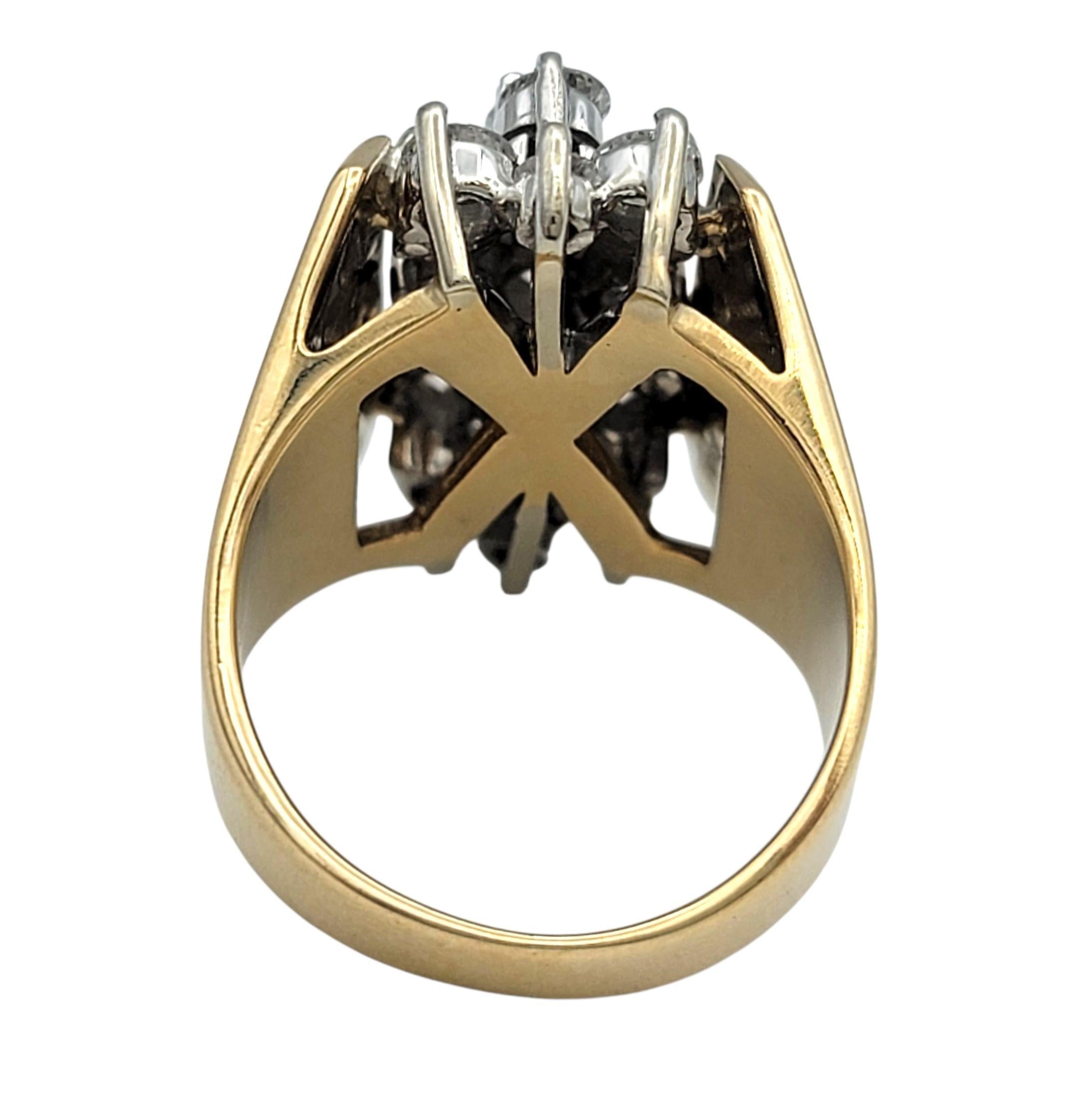 Donna Anello da cocktail con gambo largo e cluster verticale di diamanti Schiller in oro 14 carati in vendita