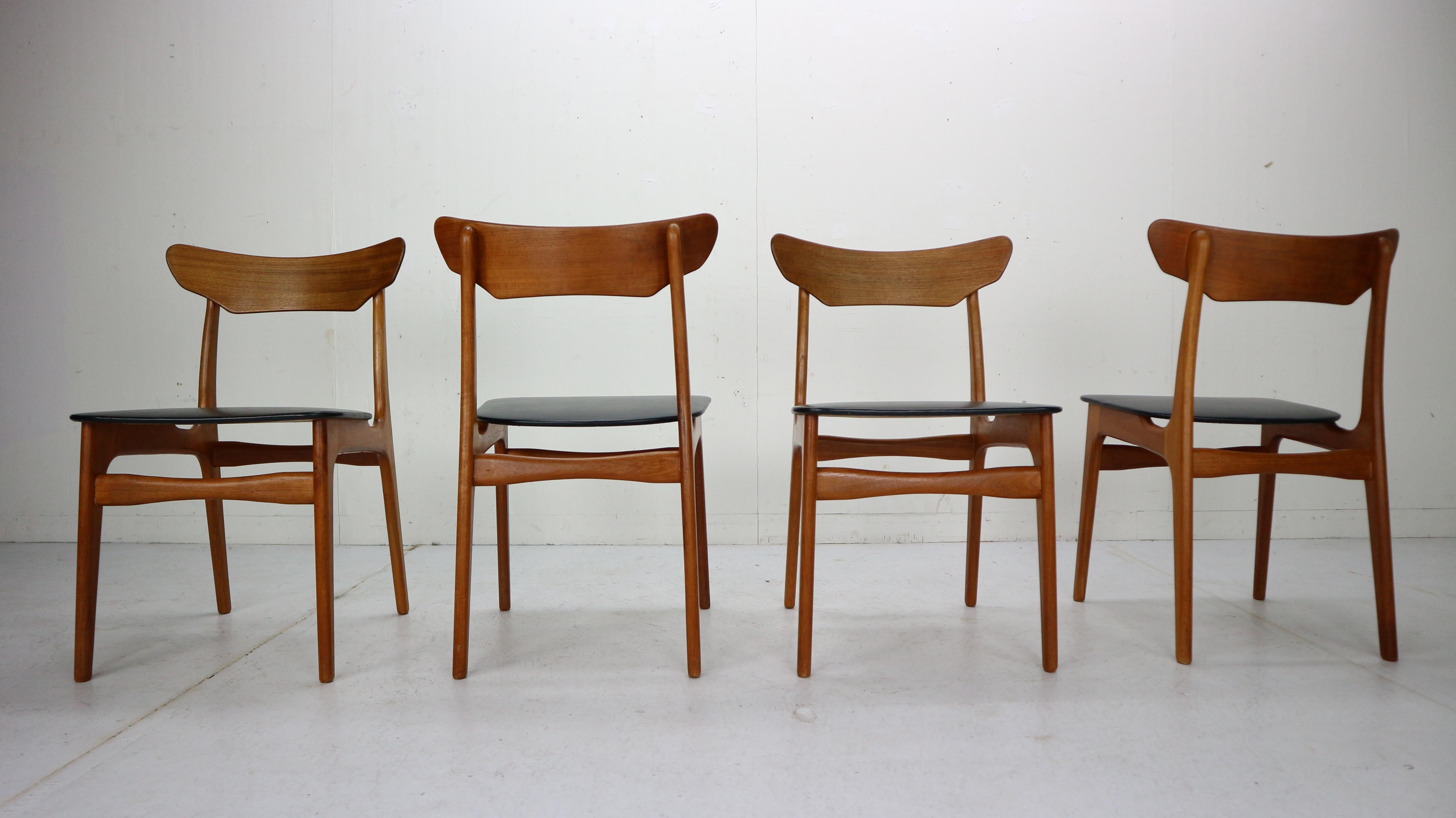 Set of 4 dining room chairs designed by Schiønning & Elgaard for Randers Møbelfabrik manufacturer in 1960s period, Denmark.
Solid teak wood frames with black original faux leather in a good vintage condition.
Chairs has an original mark.