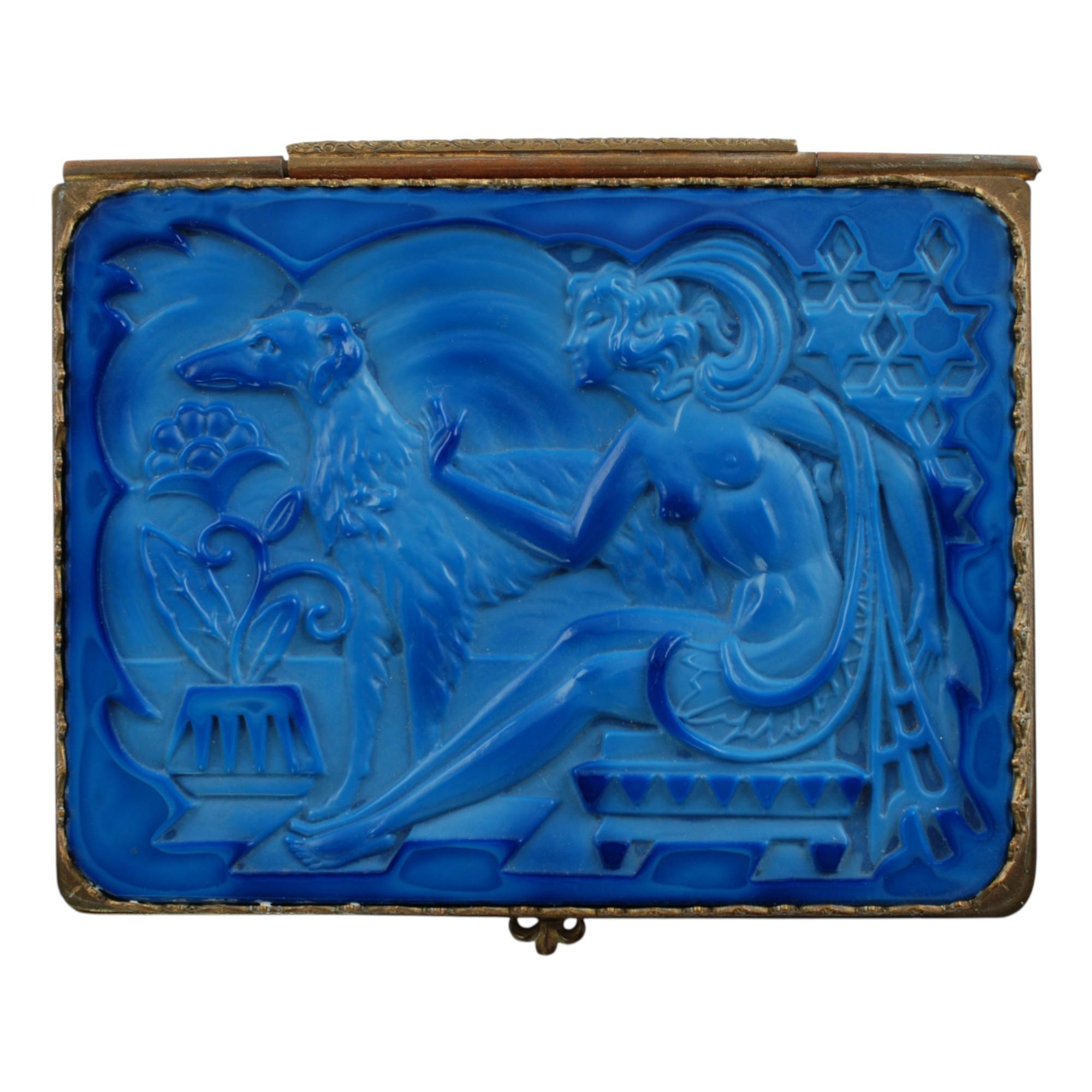 Questa rara cassettiera in vetro con cerniera dell'epoca Art Déco è stata realizzata in Cecoslovacchia e fa parte della serie Ingrid, dal nome della figlia di Henry Günther Schlevogt della manifattura di vetro Curt Schlevogt e di Charlotte Hoffman