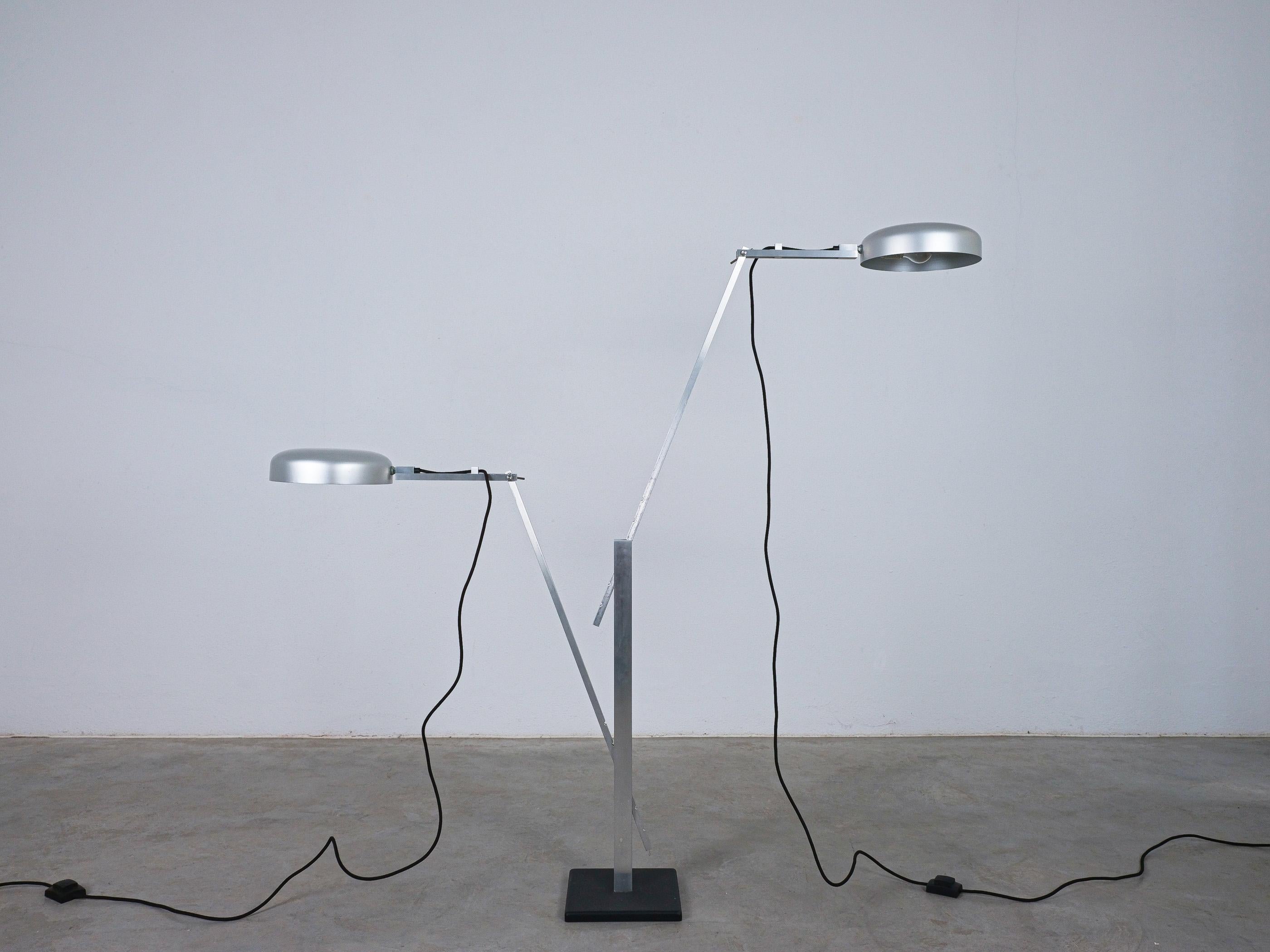Lampadaire Schliephacke Double Feature en aluminium pour Mewa, vers 1955.

Rare lampadaire géométrique en aluminium et fonte d'une hauteur de 76 pouces (environ), doté d'un double abat-jour articulé et orientable.
Connue sous le nom de 