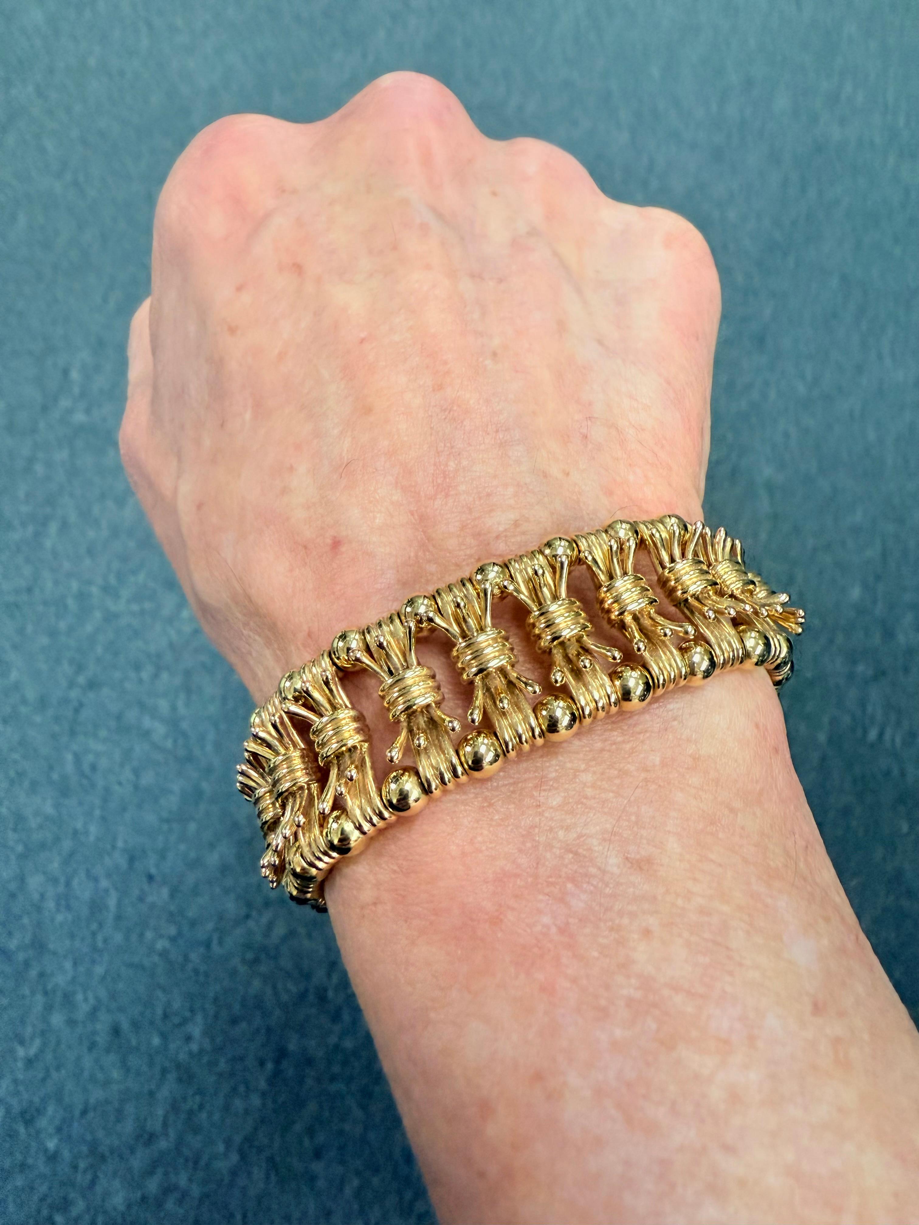 Schlumberger Bracelet large en or jaune 18k.

Le bracelet Schlumberger pour Tiffany en or jaune 18k a été fabriqué en France.  Conçu par Jean Schlumberger, ce magnifique bracelet est d'une grande qualité de fabrication. La fluidité du design permet