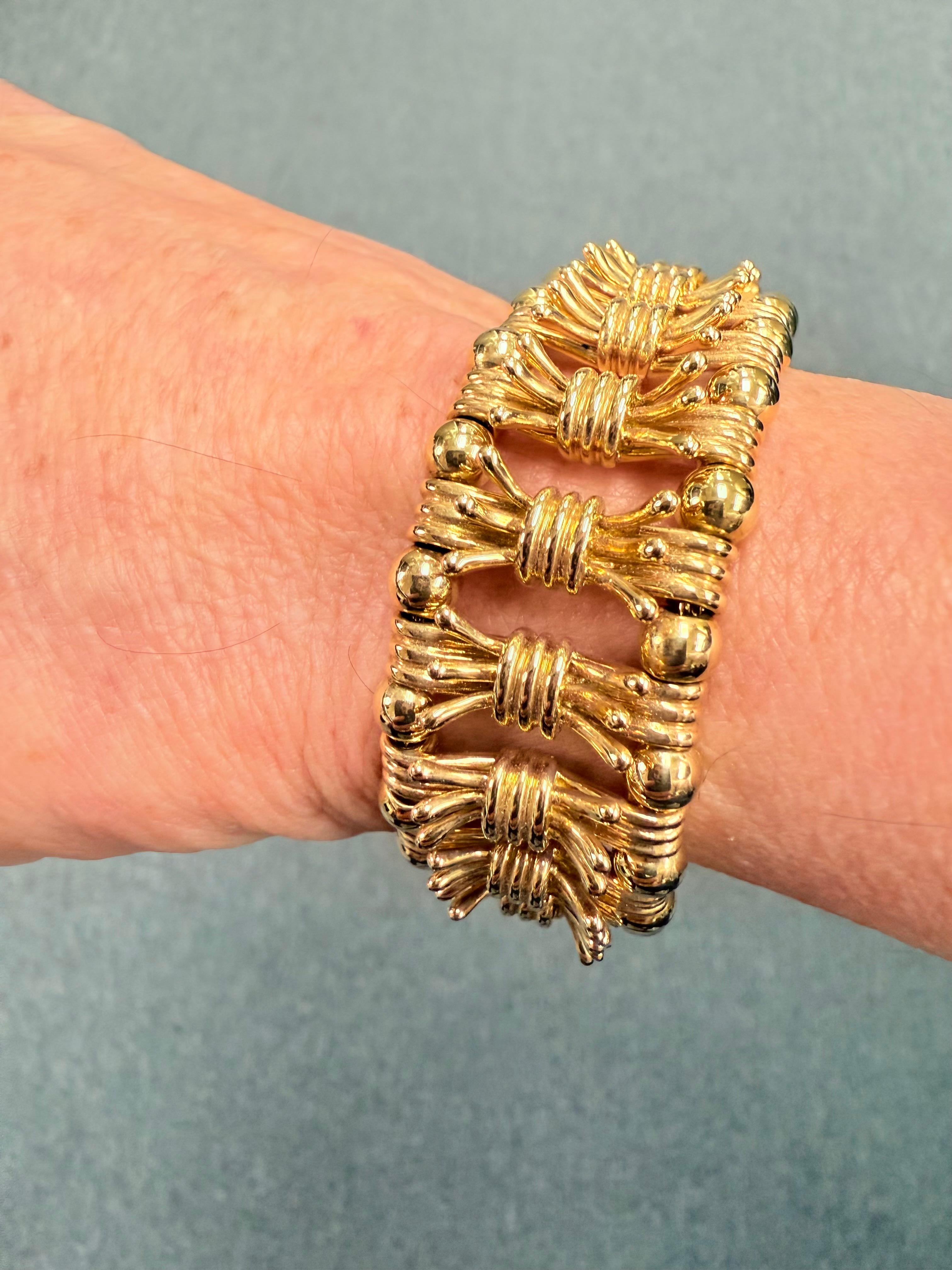Moderne Schlumberger Bracelet large en or jaune 18k en vente