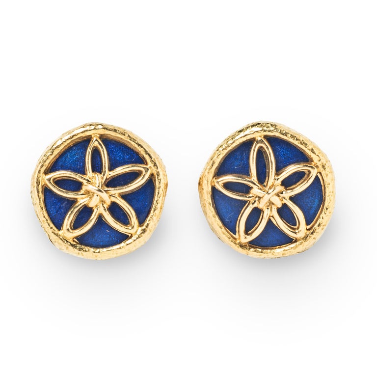Like sketches in gold, Jean Schlumberger’s graceful flowers adorn deep blue lapis discs set within hammered gold frames in these refined and stylish cufflinks.

- .8125” diameter
- 18K yellow gold
- Signed Tiffany, Schlumberger
