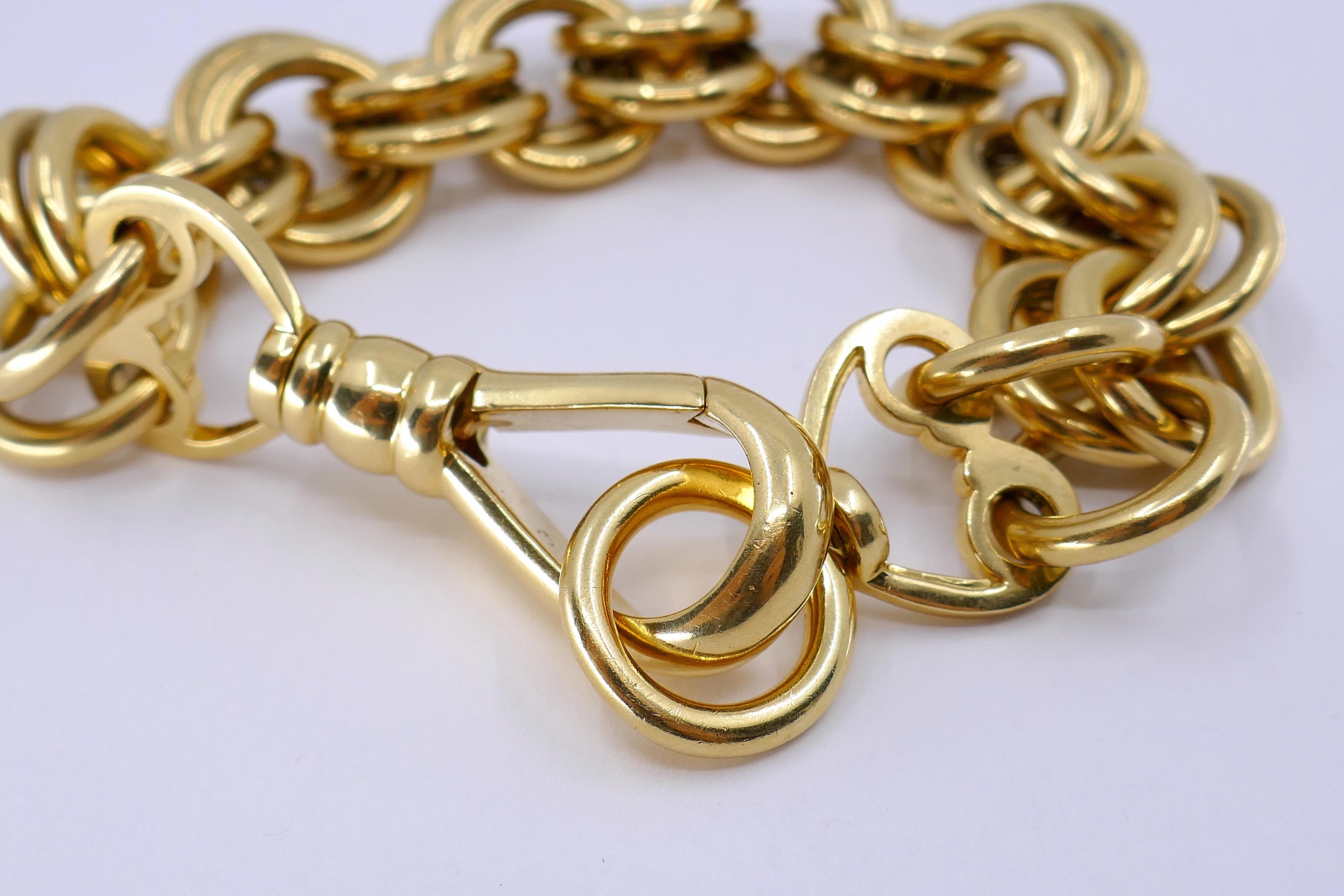Der Schlumberger für Tiffany & Co. Das Bull Swivel 18K Gold Link Bracelet ist ein faszinierendes Zeugnis des visionären Designers Jean Schlumberger, der die Welt des hochwertigen Schmucks unauslöschlich geprägt hat. Der 1907 geborene Jean