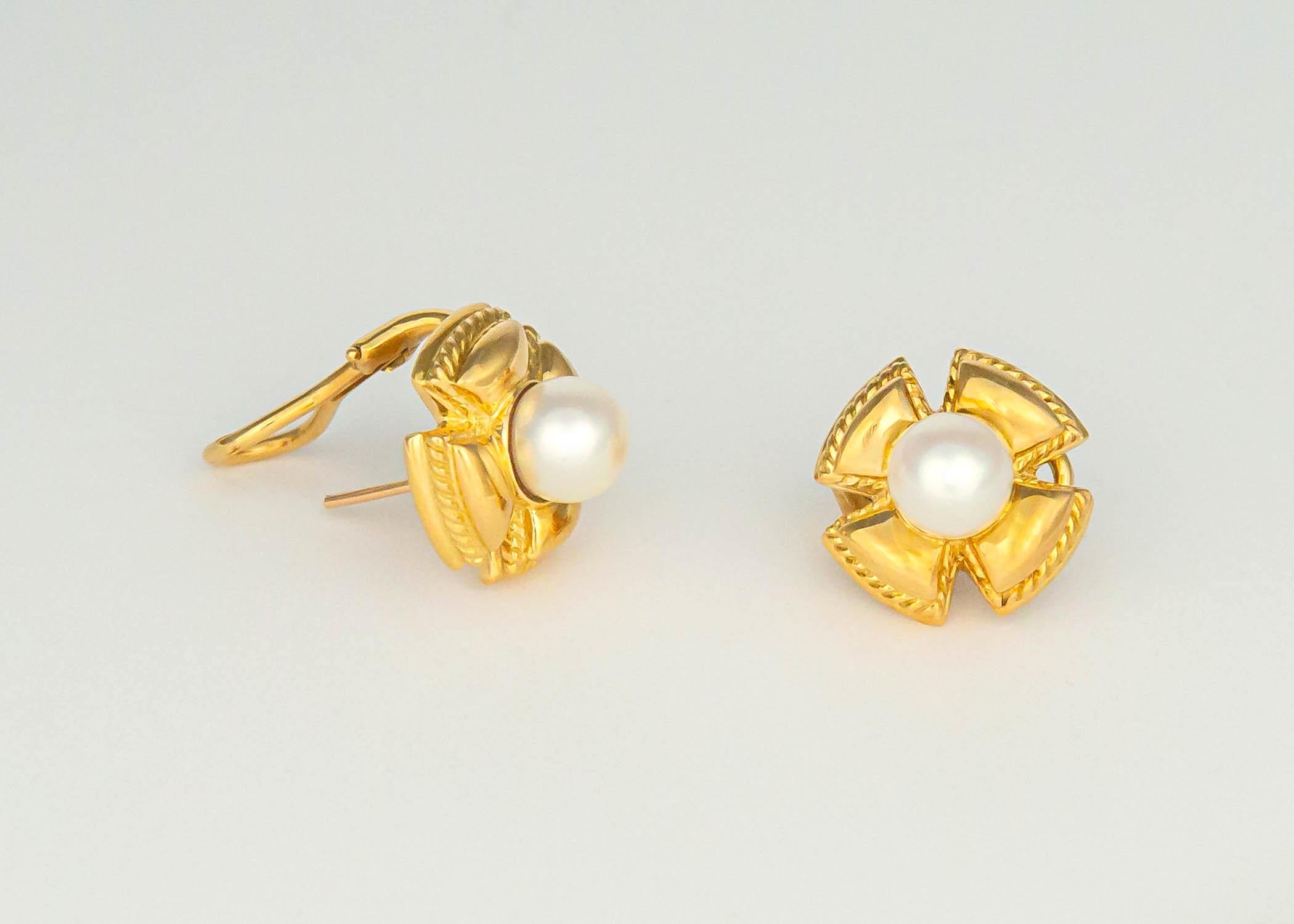 This iconic Schlumberger design features 7.5mm cultured pearls. If your looking for an all the time gold or pearl earring this is the perfect choice. At just 5/8th's of an inch it is ideal for everyday wear. 