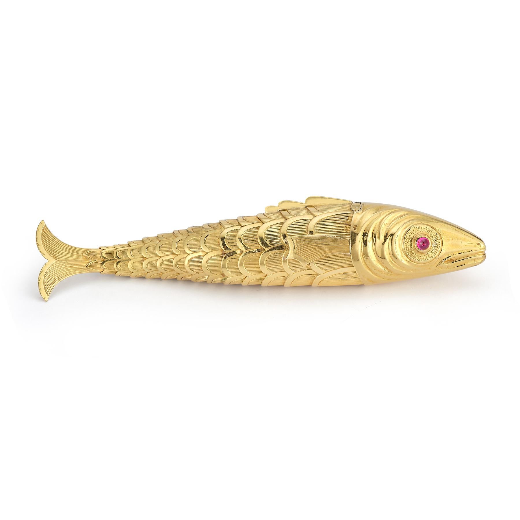 Schlumberger pour Tiffany & Co. Briquet à poisson en or

Exemple exquis d'innovation artistique, ce briquet Schlumberger Gold Fish, fabriqué vers 1939, incarne à la fois l'élégance et la fantaisie. Réalisé en or jaune 18 carats, le design/One imite