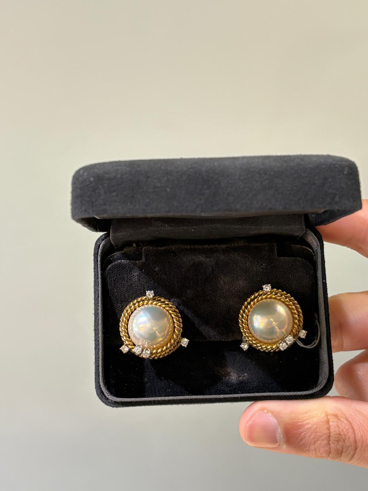 Schlumberger for Tiffany & Co. Platinum, Gold, Mabe Pearl, and Diamond Ear Clips en Excelente estado para la venta en Princeton, NJ