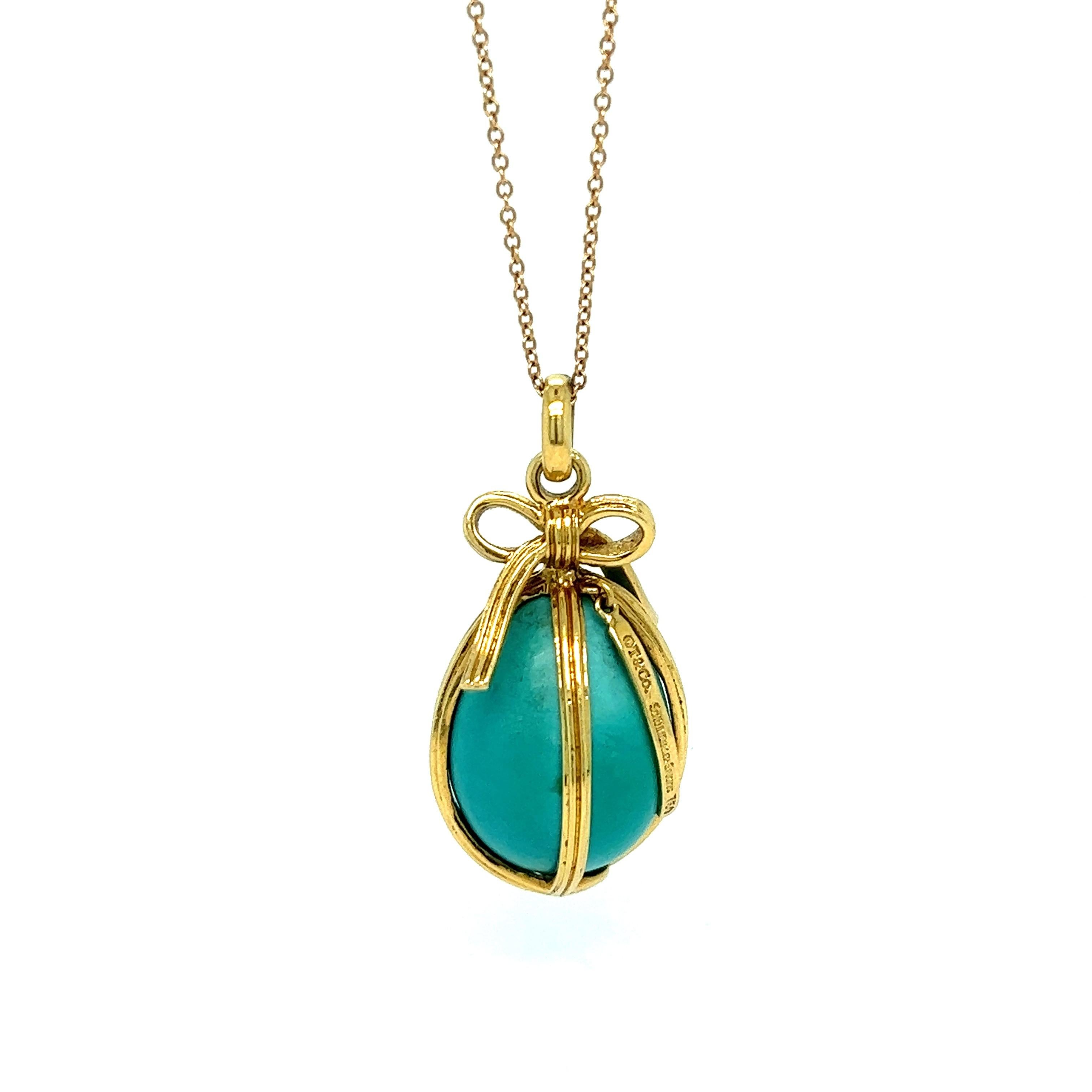 Schlumberger for Tiffany & Co. turquoise egg pendant necklace 

A turquoise egg wrapped as a gift, with ribbon motif, 18 karat yellow gold; marked T&Co., Schlumberger Studios, 750

Size: pendant width 0.69 inch, length 1.25 inches; chain length
