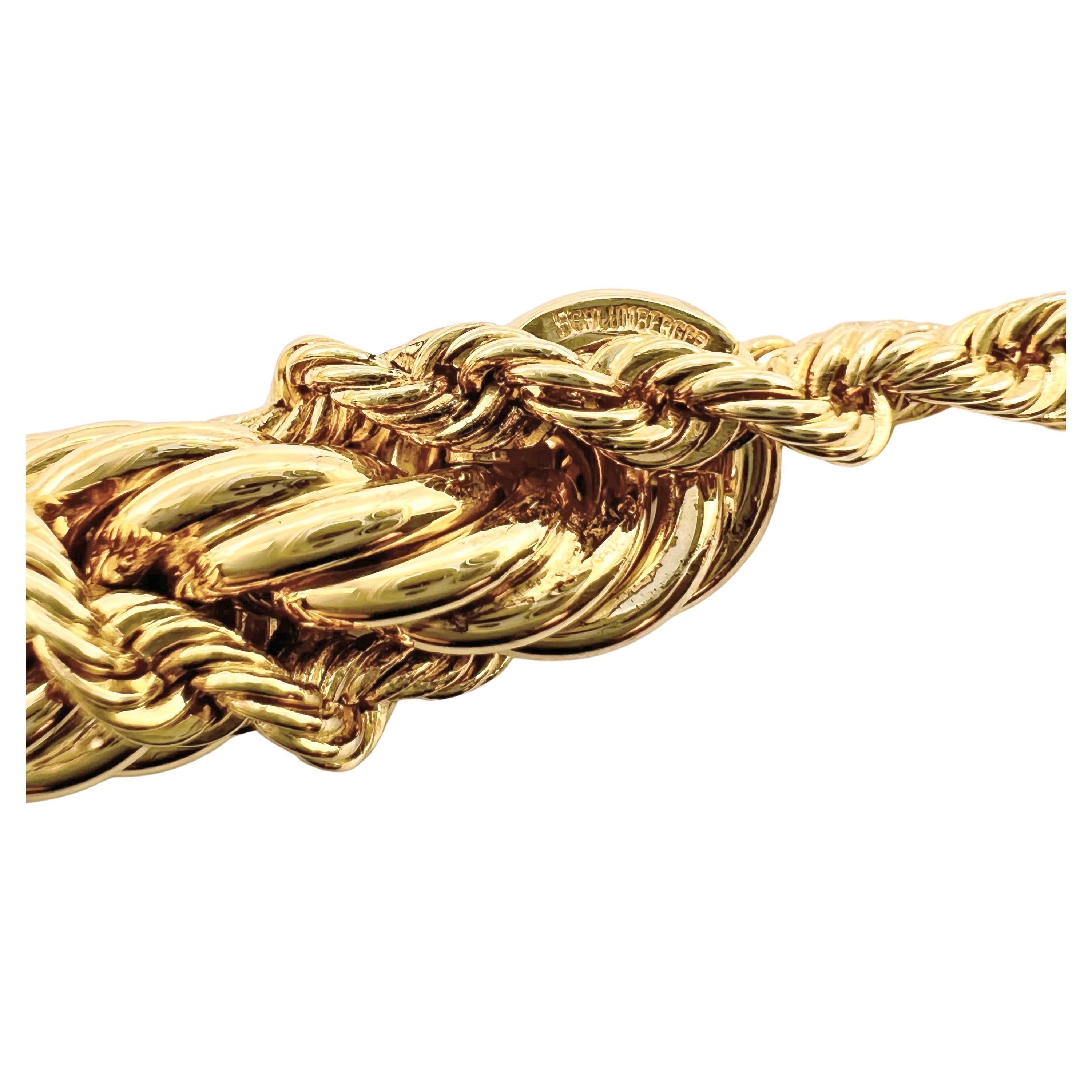 Bracelet lourd à chaîne torsadée en or jaune 18 carats, créé par Jean Schlumberger pour Tiffany & Co. Composé d'une grande chaîne en corde polie de 8,50 mm et d'une petite chaîne en corde enroulée en diagonale. Fermoir à bascule avec saphirs bleus
