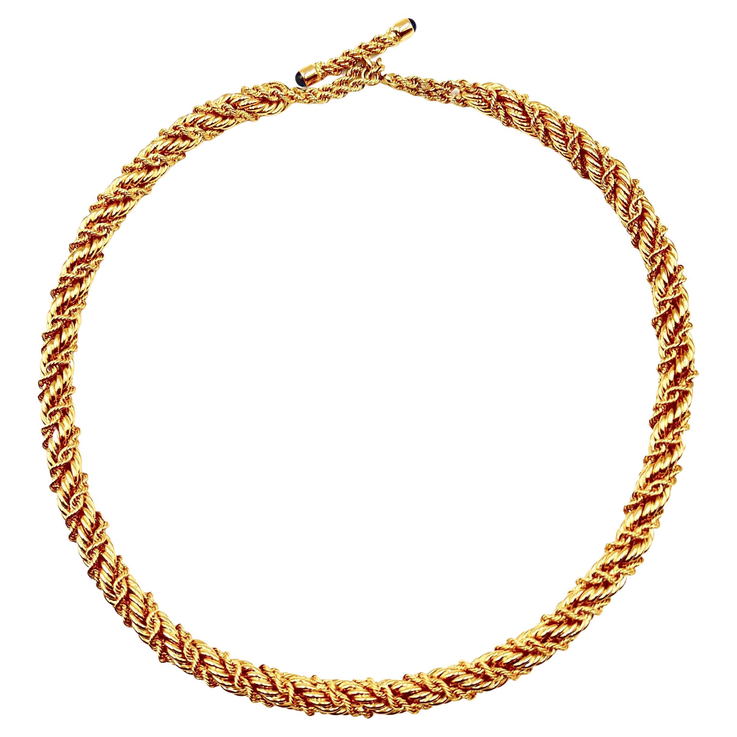 Collier à chaîne torsadée en or jaune 18 carats, conçu par Jean Schlumberger pour Tiffany & Co. Composé d'une grande chaîne en corde polie de 8,50 mm et d'une plus petite chaîne en corde enroulée en diagonale. Fermoir à bascule avec des saphirs