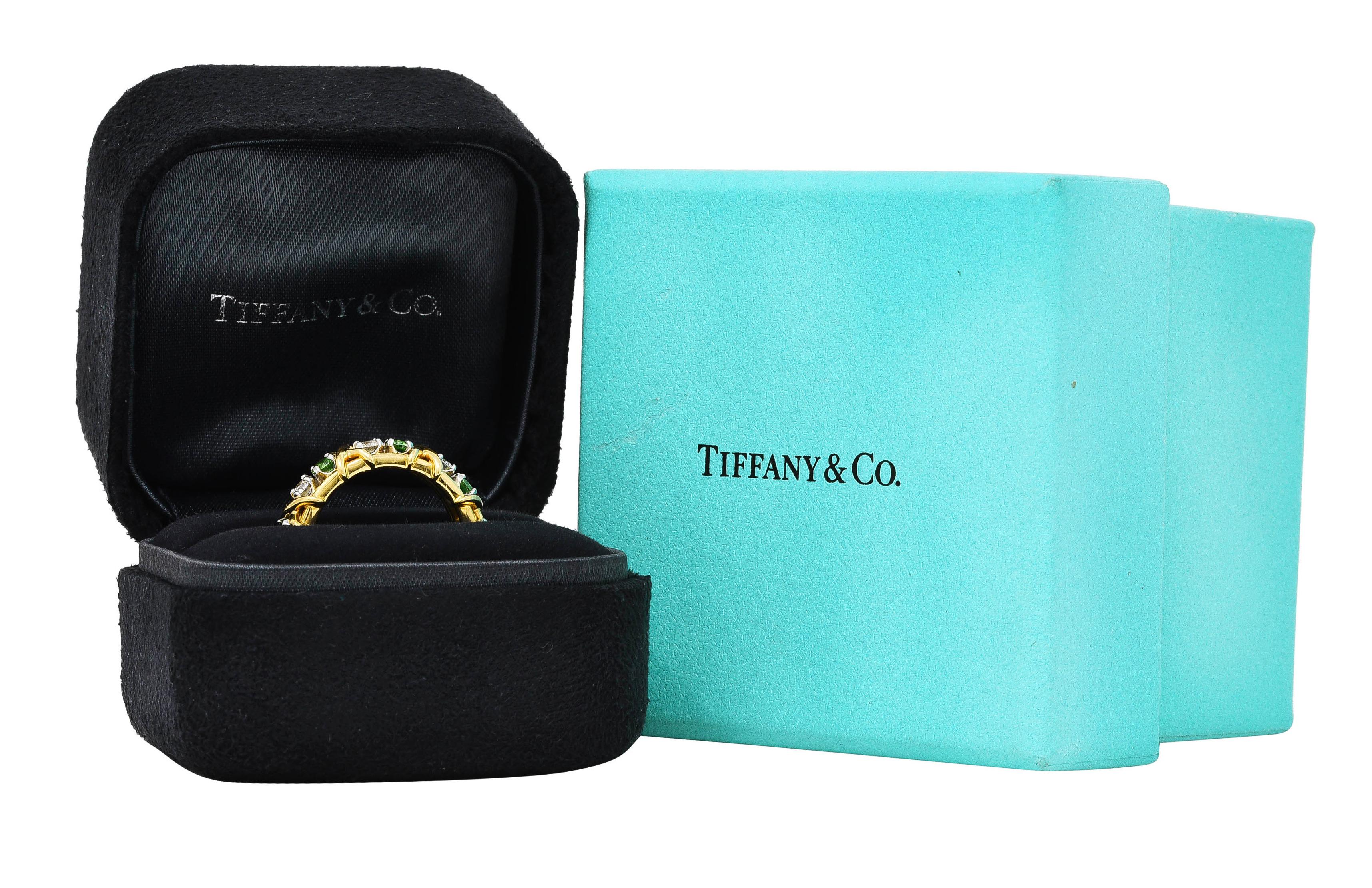 Gelbgold Ewigkeit Band Ring ist mit dimensionalen X-Stationen vollständig um entworfen. Jeweils getrennt durch einen Tsavorit-Granat mit einem runden Diamanten im Brillantschliff - gefasst in Platin. Tsavorite sind sehr gut in gelblich-grüner Farbe