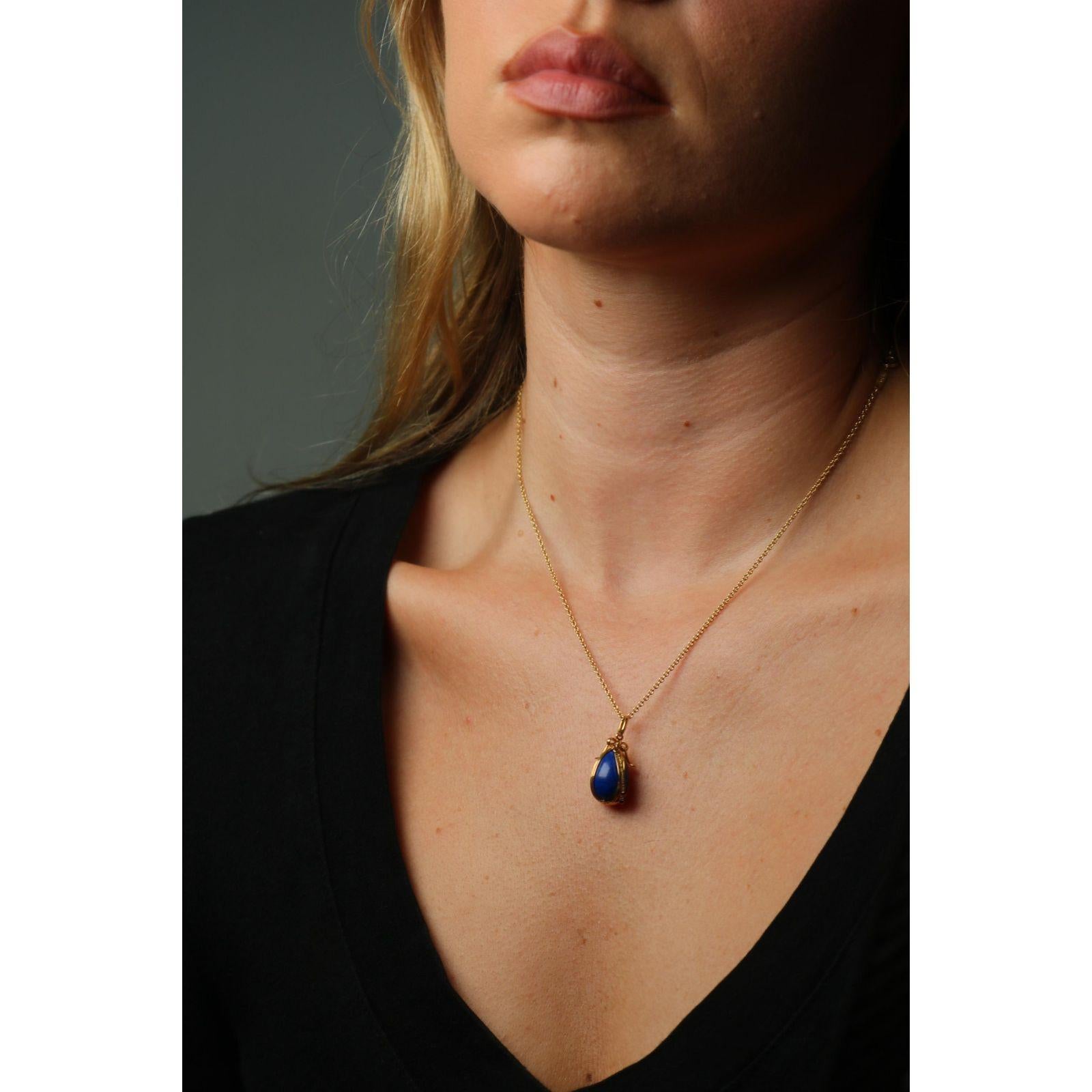Moderne Schlumberger Tiffany & Co. Collier pendentif oeuf en lapis-lazuli or jaune 18K en vente