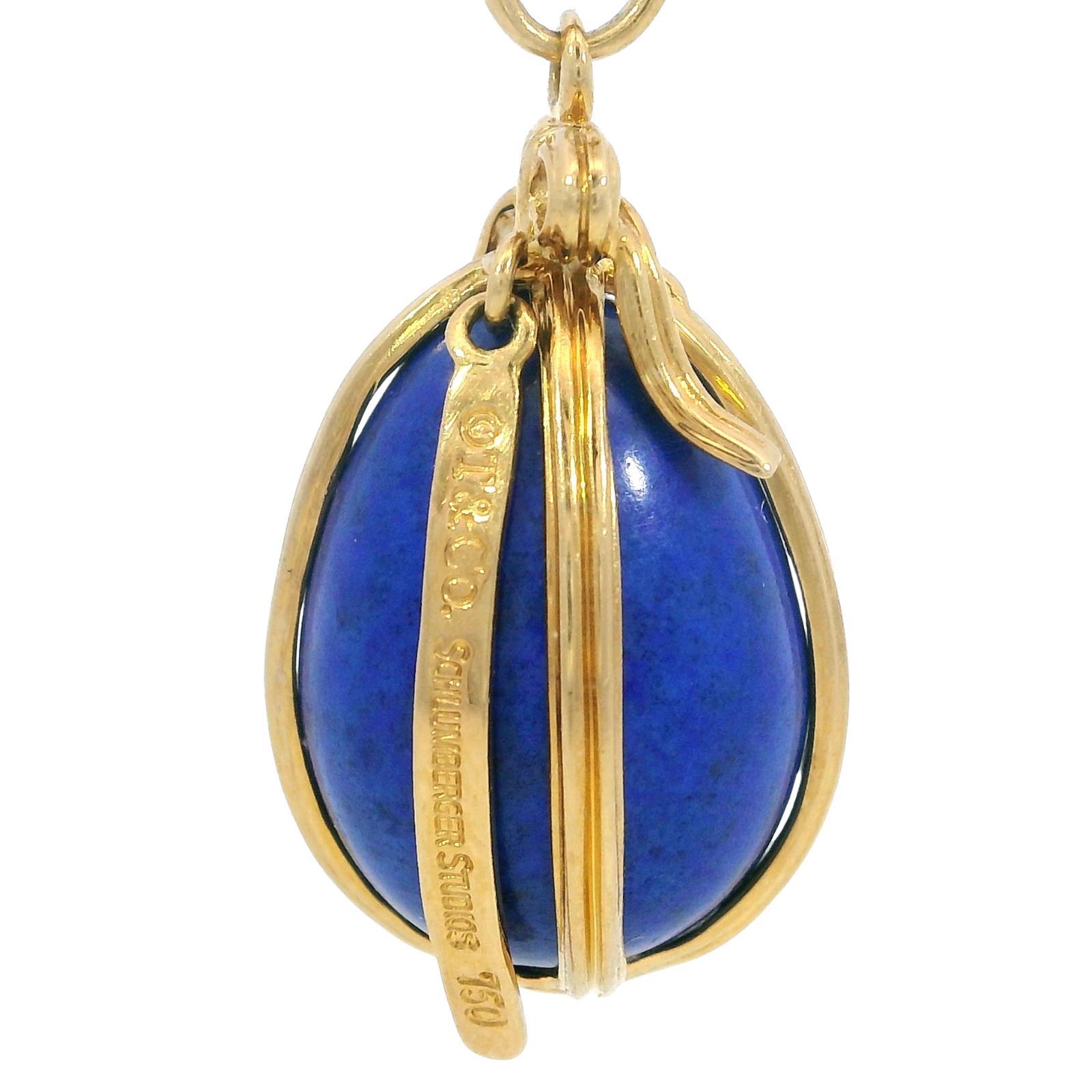 Taille ovale Schlumberger Tiffany & Co. Collier pendentif oeuf en lapis-lazuli or jaune 18K en vente