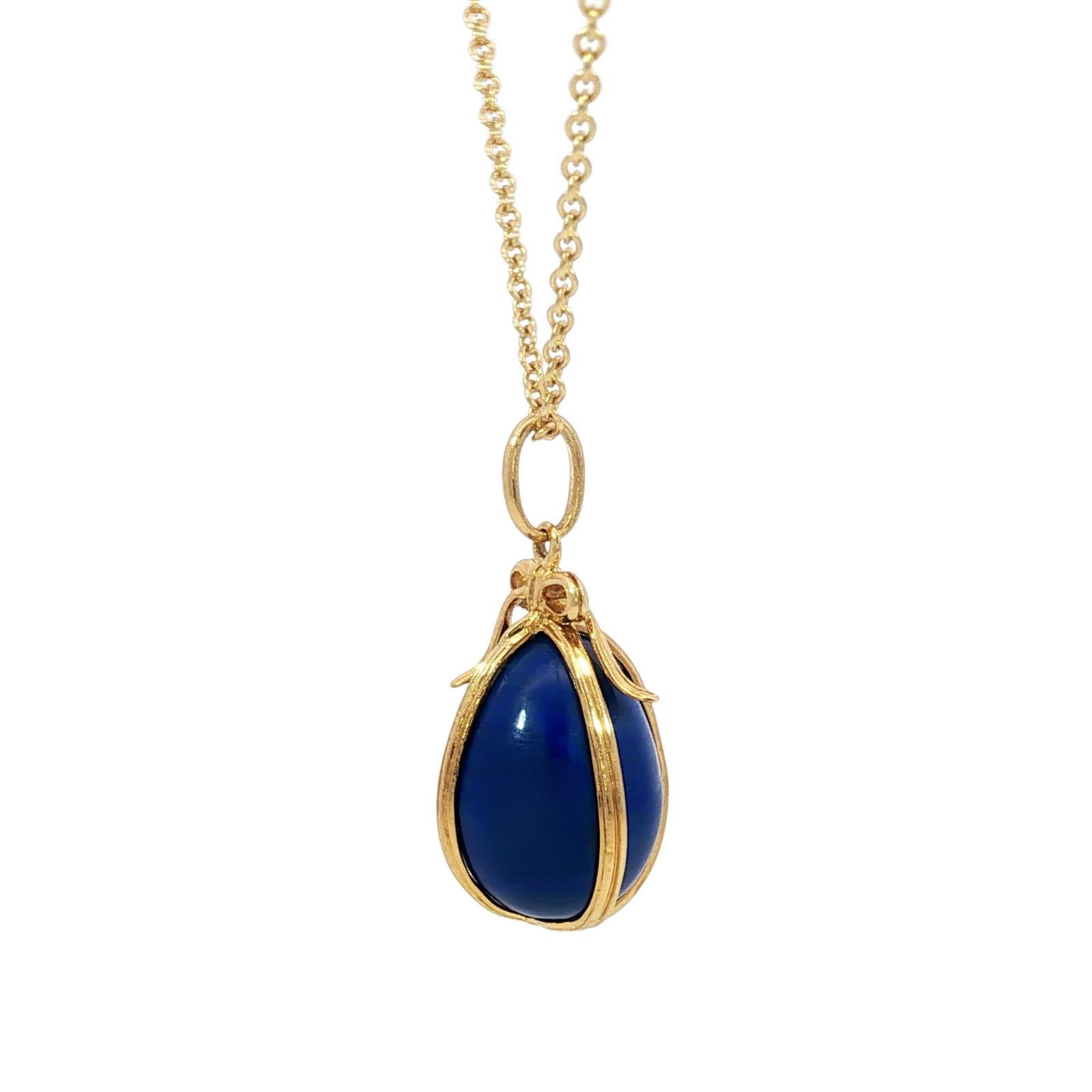 Schlumberger Tiffany & Co. Collier pendentif oeuf en lapis-lazuli or jaune 18K Excellent état - En vente à Fairfield, CT