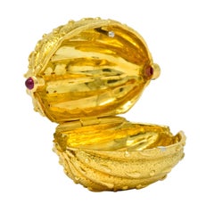 Schlumberger Tiffany & Co. Ruby 18 Karat Gold Walnut Pill Box, circa 1960