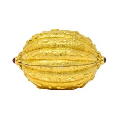 Schlumberger Tiffany & Co. Rubin 18 Karat Gold Walnuss Pillenbox:: um 1960