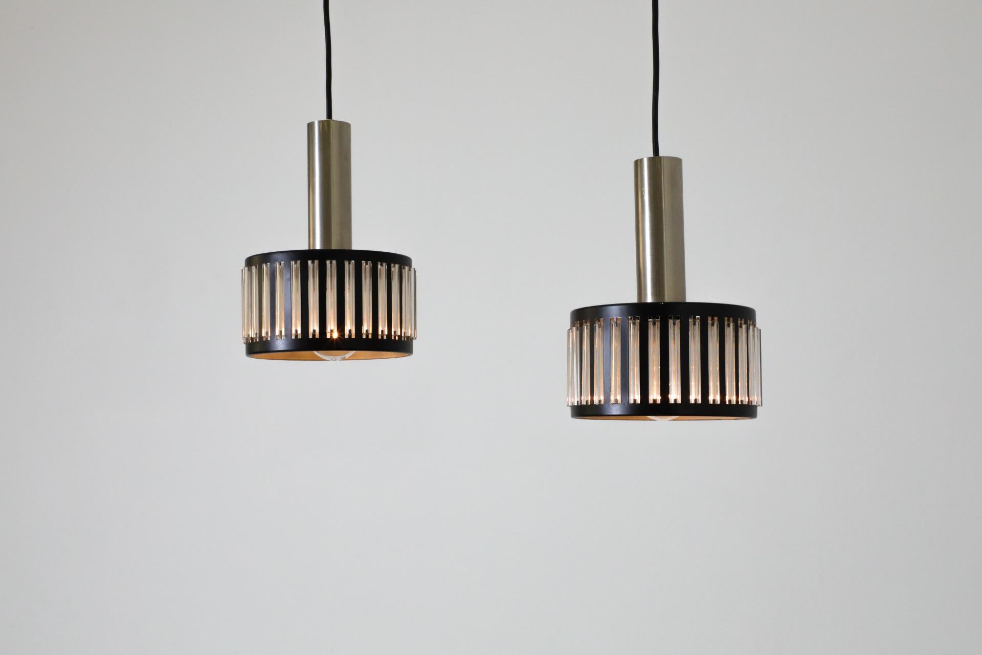 Mid-Century Black Banded Metal Pendelleuchten mit dekorativem Glasrohr-Design im Angebot 8