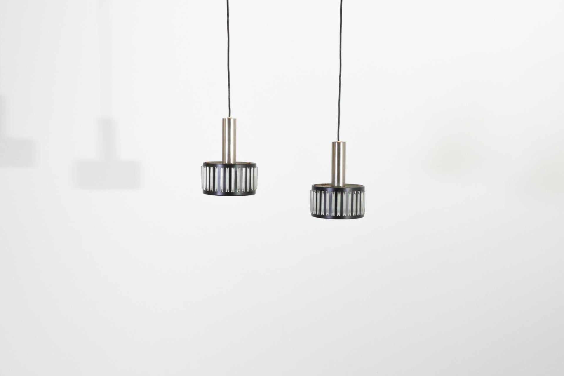 Deutsche Mid-Century, Schmahl & Schulz hergestellte Pendelleuchten mit dekorativem, eingesetztem Glasrohrdesign. Die Röhren geben ein angenehmes, diffuses Licht ab. Originaler Zustand mit altersgemäßen Gebrauchsspuren. Die Bedingungen können von