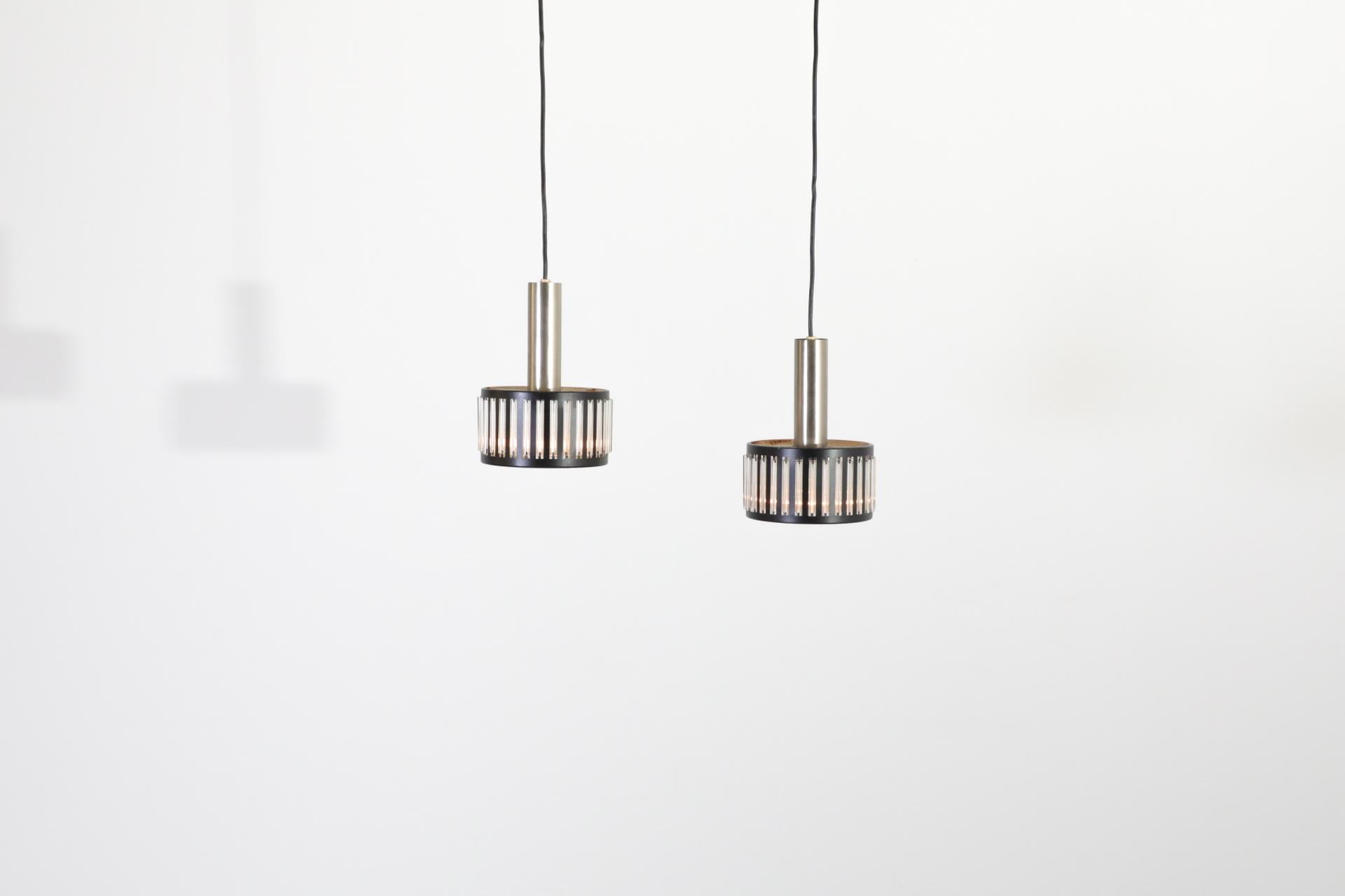 Mid-Century Black Banded Metal Pendelleuchten mit dekorativem Glasrohr-Design (Moderne der Mitte des Jahrhunderts) im Angebot