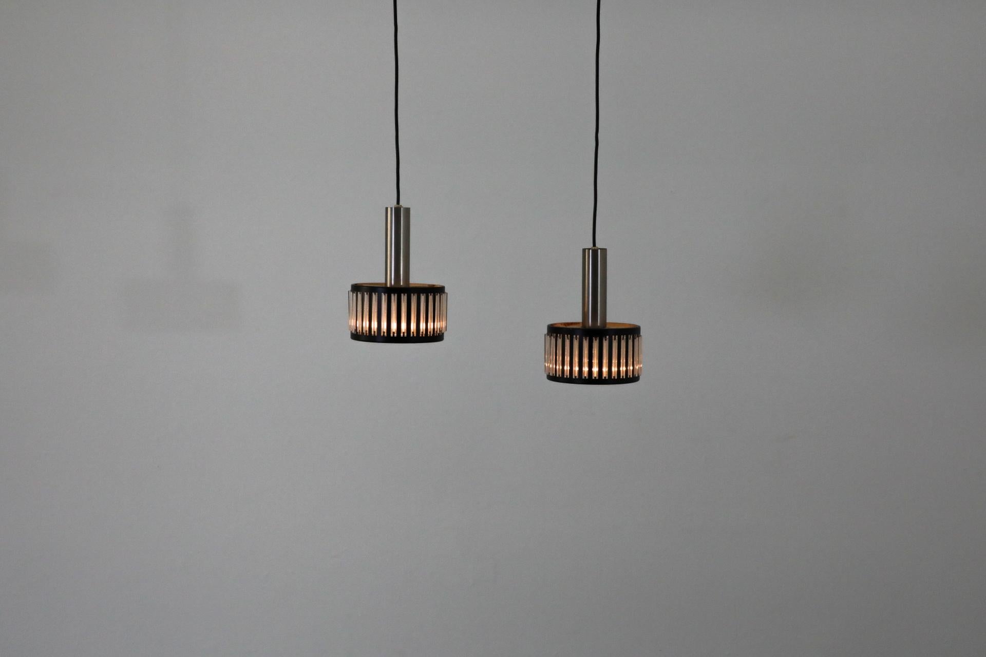 Mid-Century Black Banded Metal Pendelleuchten mit dekorativem Glasrohr-Design (Deutsch) im Angebot