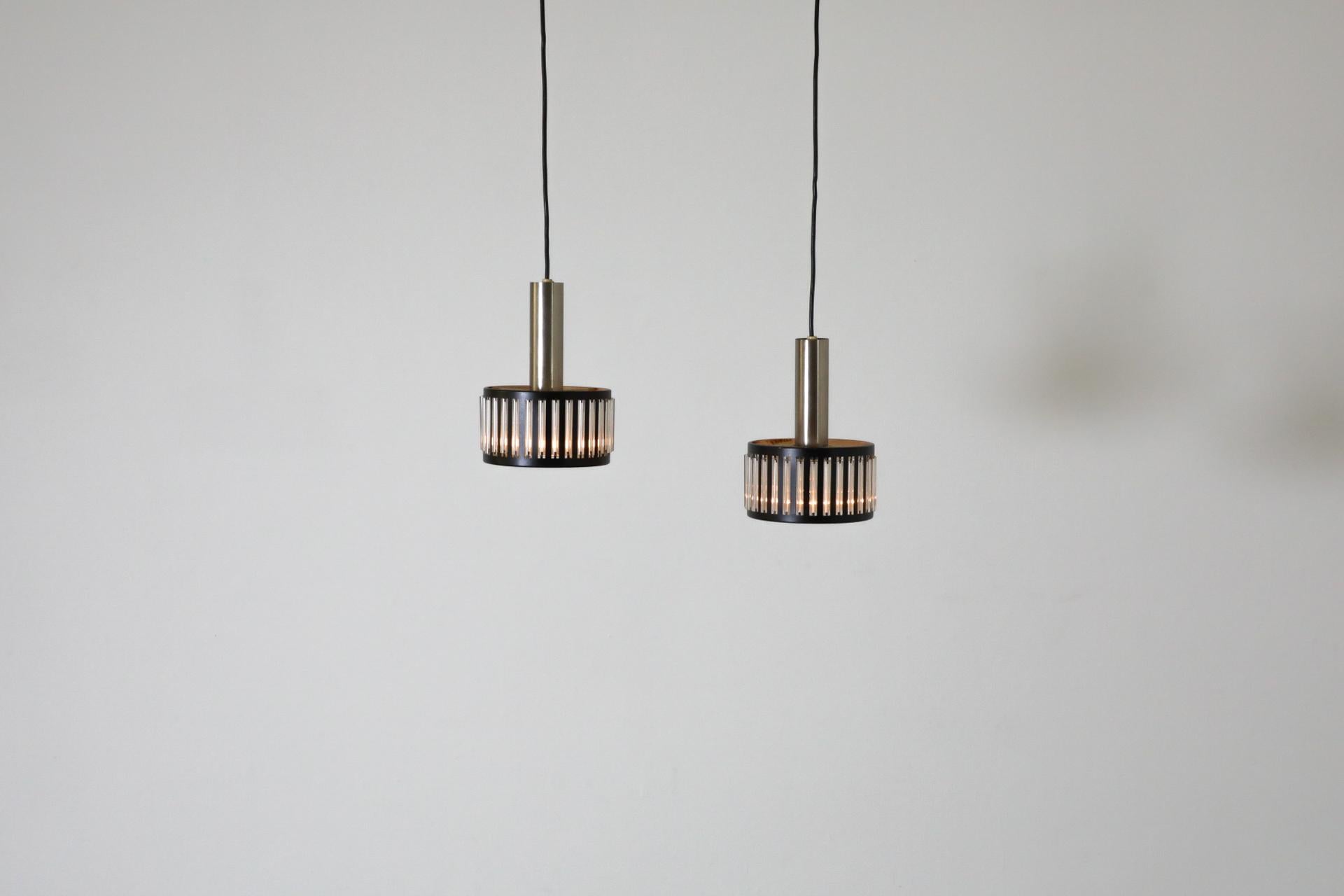 Mid-Century Black Banded Metal Pendelleuchten mit dekorativem Glasrohr-Design im Zustand „Gut“ im Angebot in Los Angeles, CA