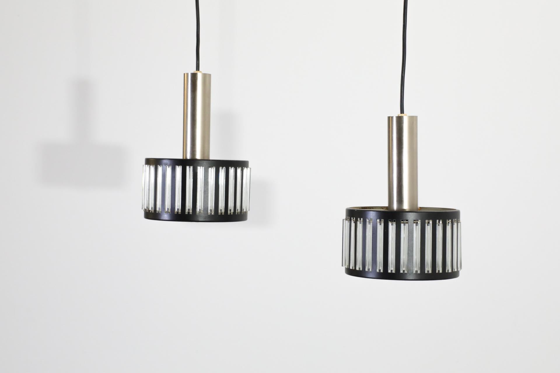 Mid-Century Black Banded Metal Pendelleuchten mit dekorativem Glasrohr-Design (Metall) im Angebot