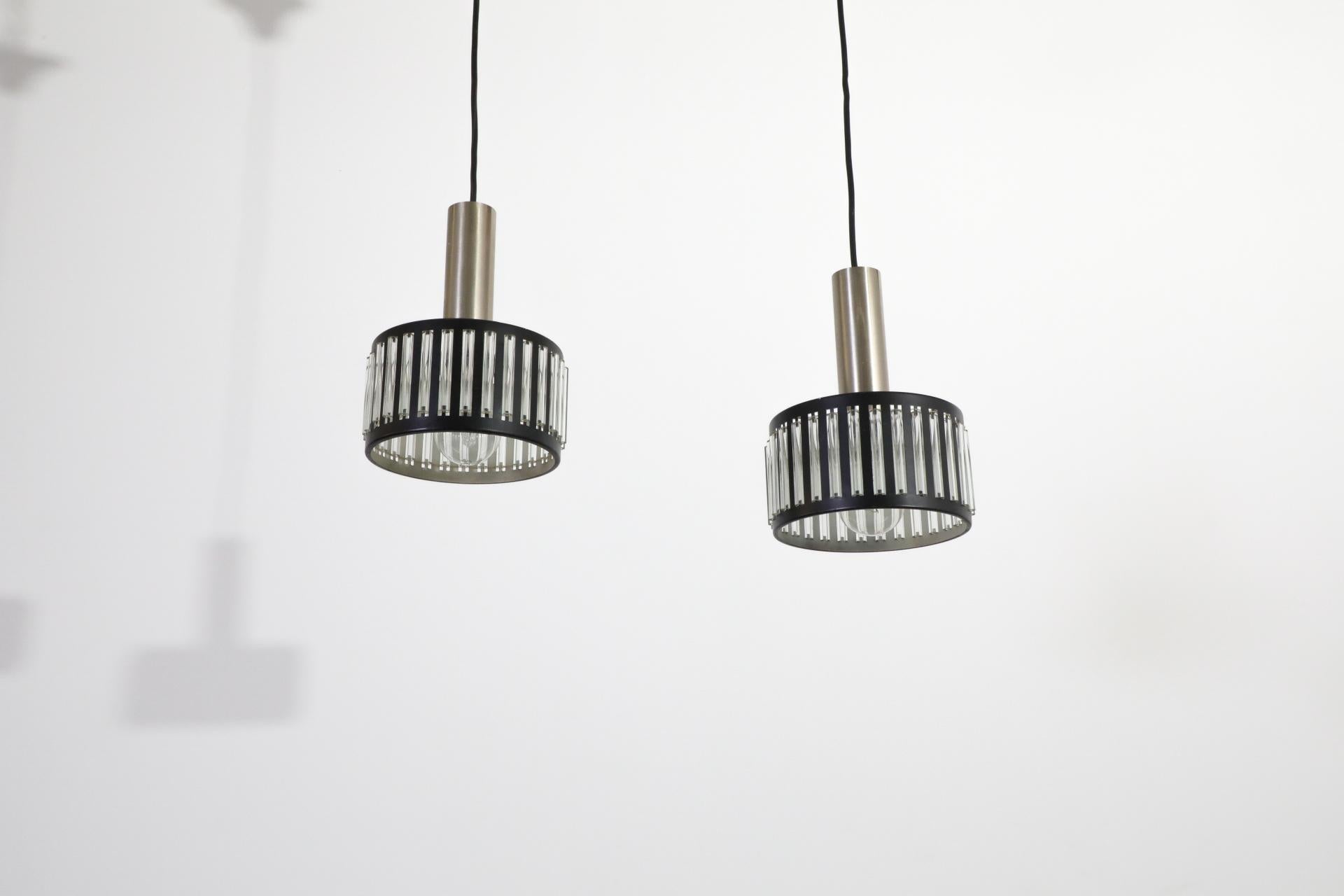 Mid-Century Black Banded Metal Pendelleuchten mit dekorativem Glasrohr-Design im Angebot 1