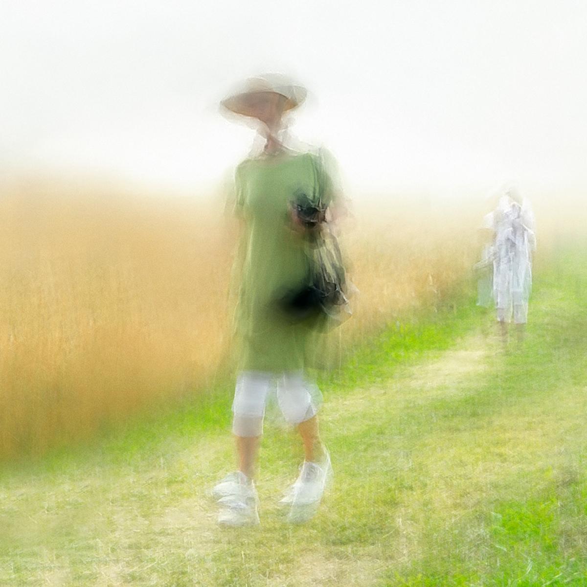 Die Frau in Grün – Photograph von Schmidt Betty