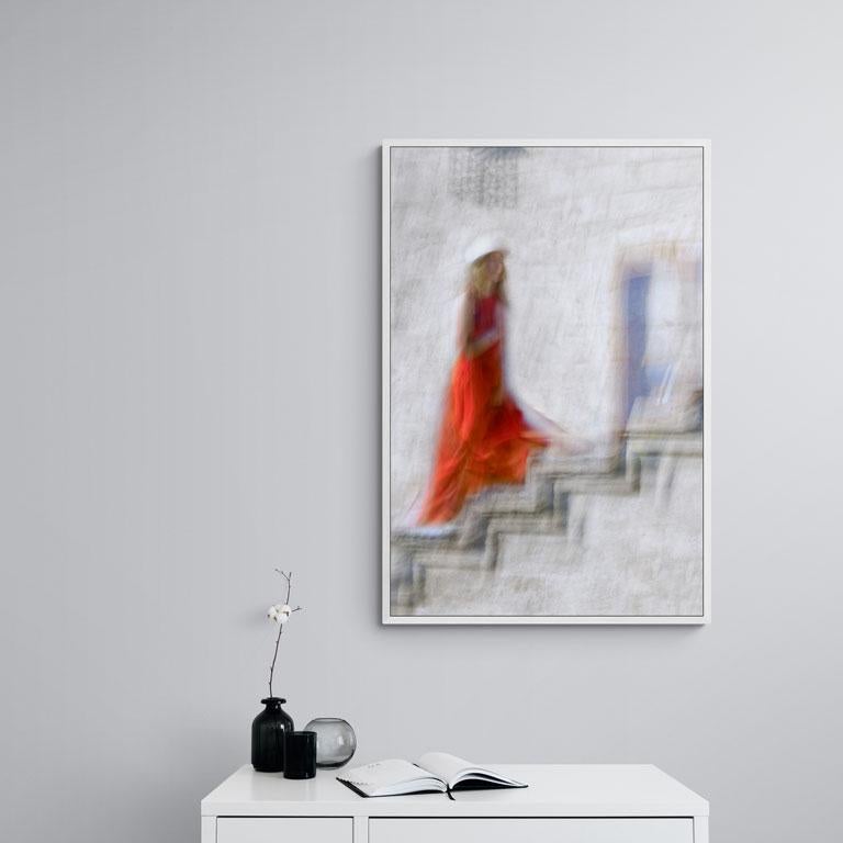 Die Frau in Rot (Grau), Abstract Photograph, von Schmidt Betty