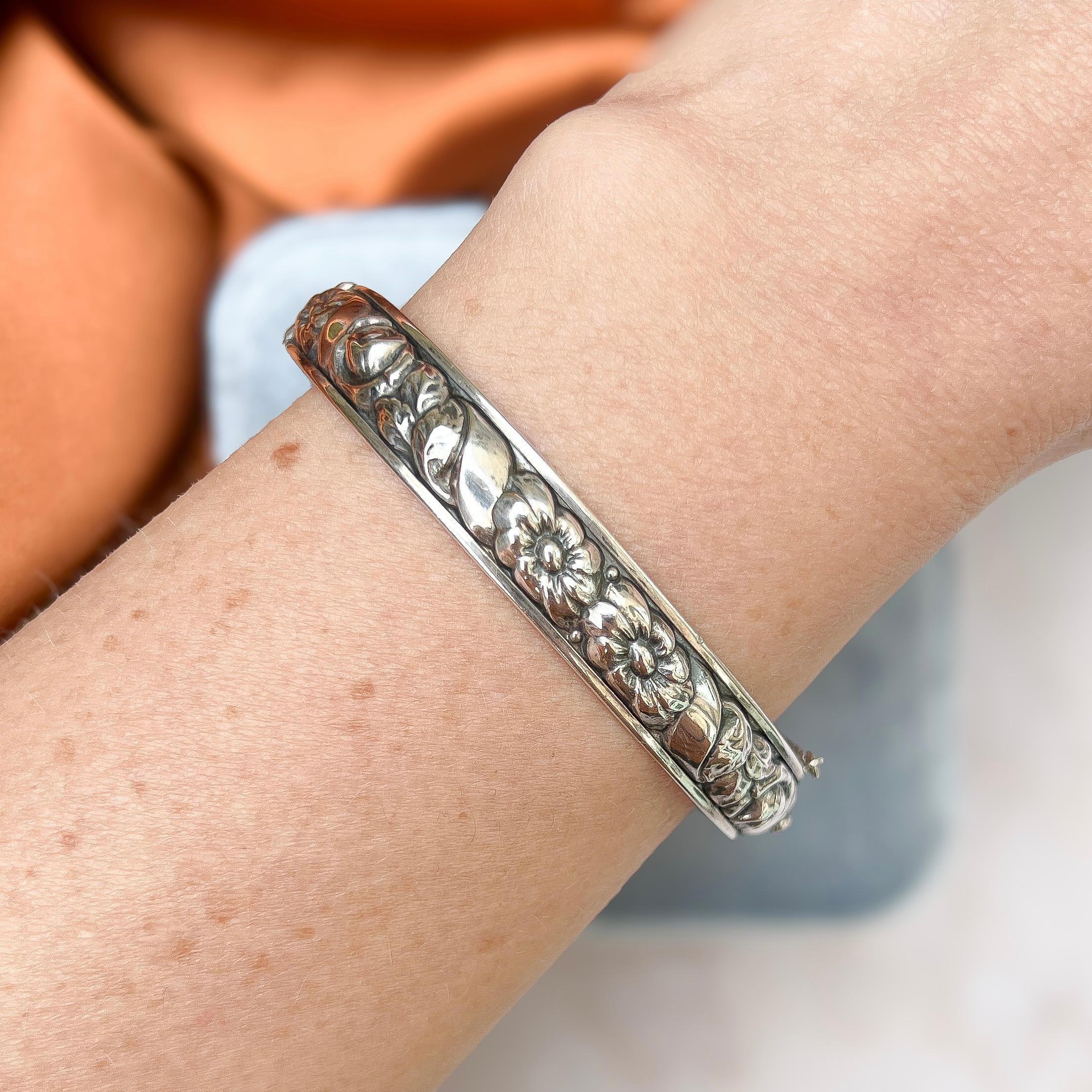 Elegante e senza tempo, questo braccialetto in argento è stato realizzato in Germania da Schmit e Staub tra il 1934 e il 1938.

Rapporto sulle condizioni:
Eccellente

I dettagli...
Questo braccialetto è realizzato in argento e reca il timbro 835S